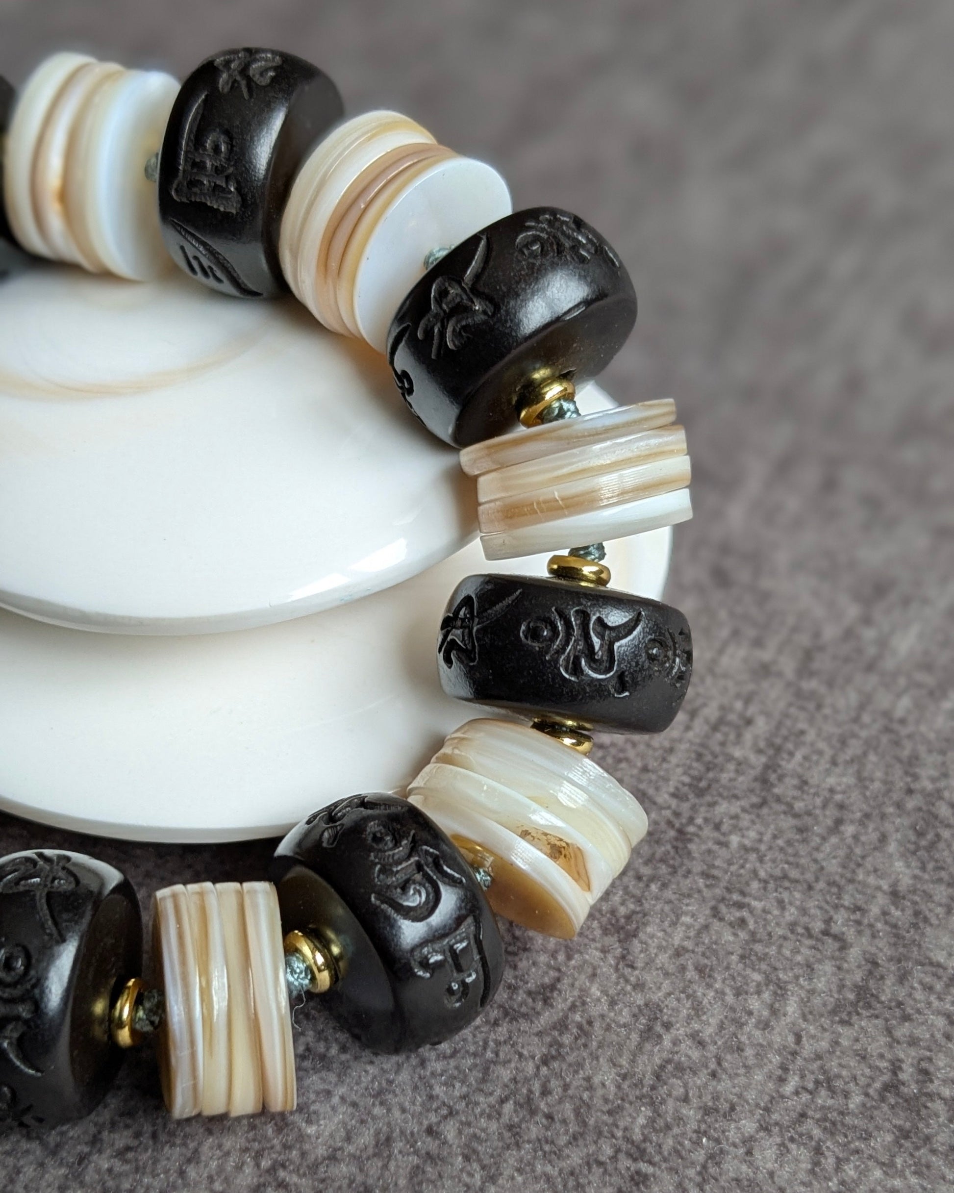 Détail disques de nacre blanche et pampilles onyx sur cordon céladon