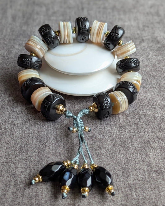 Bracelet Devaya en bois de jujube mantra Om Mani Padme Hum et nacre