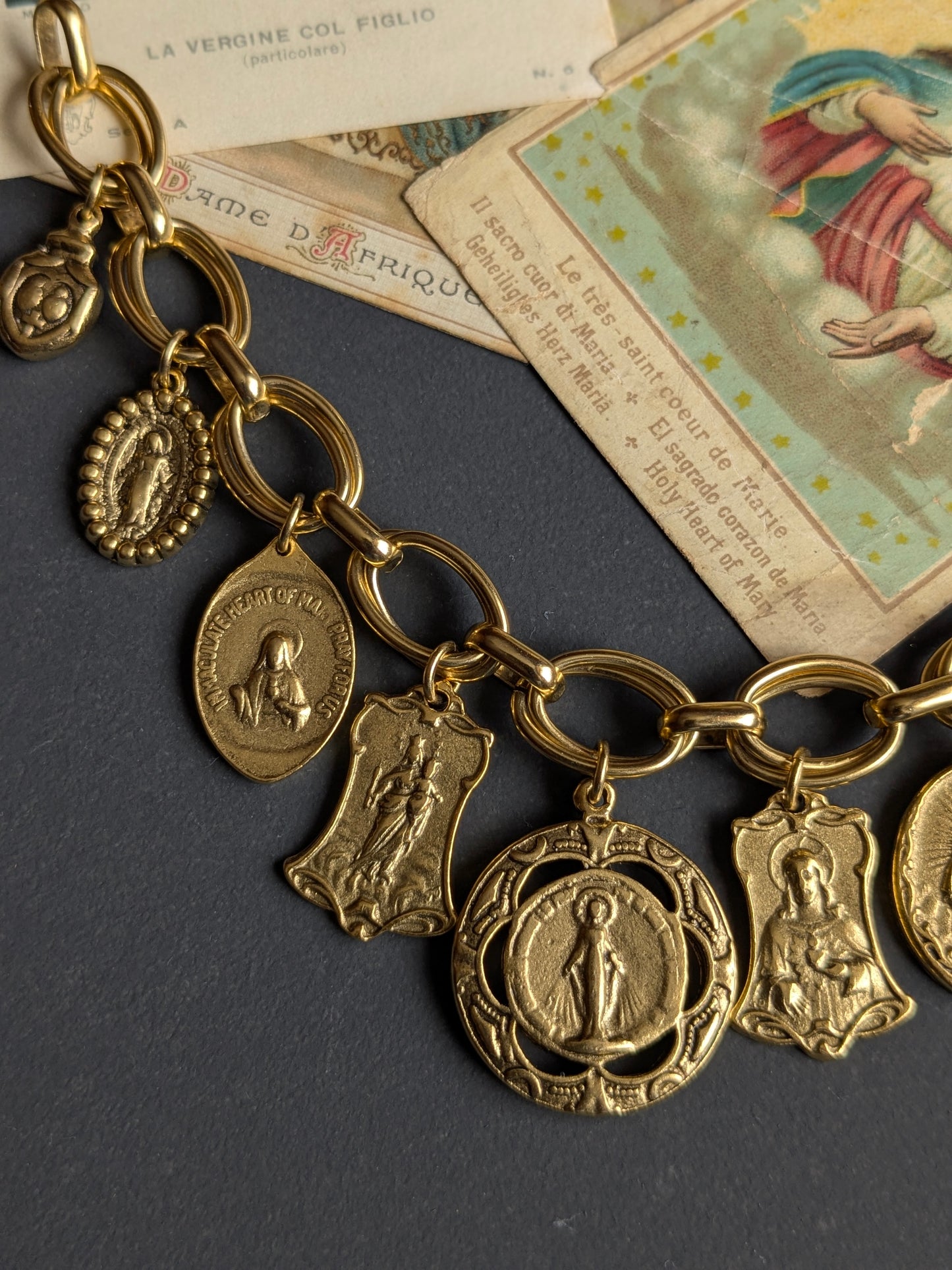 Bracelet Épiphanie de Mudra avec Milagros et Médailles Miraculeuses, collection Oh My God.