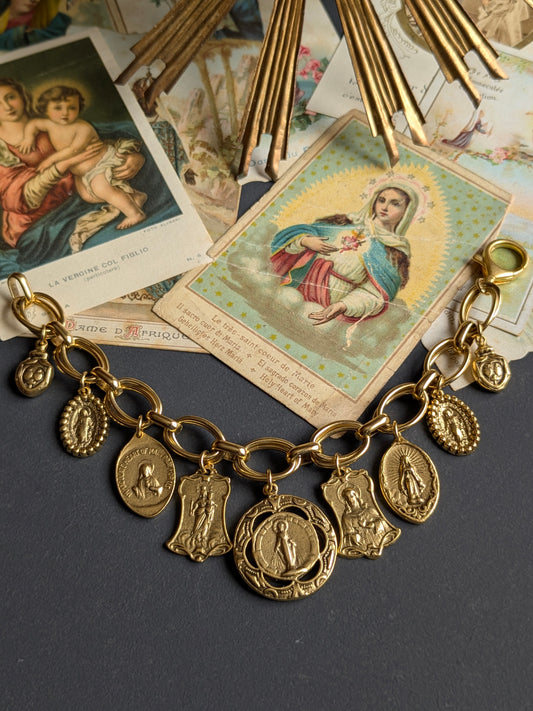 Bracelet Épiphanie par Mudra, pièce unique avec Vierge à l'Enfant réversible et cinq Médailles Miraculeuses.
