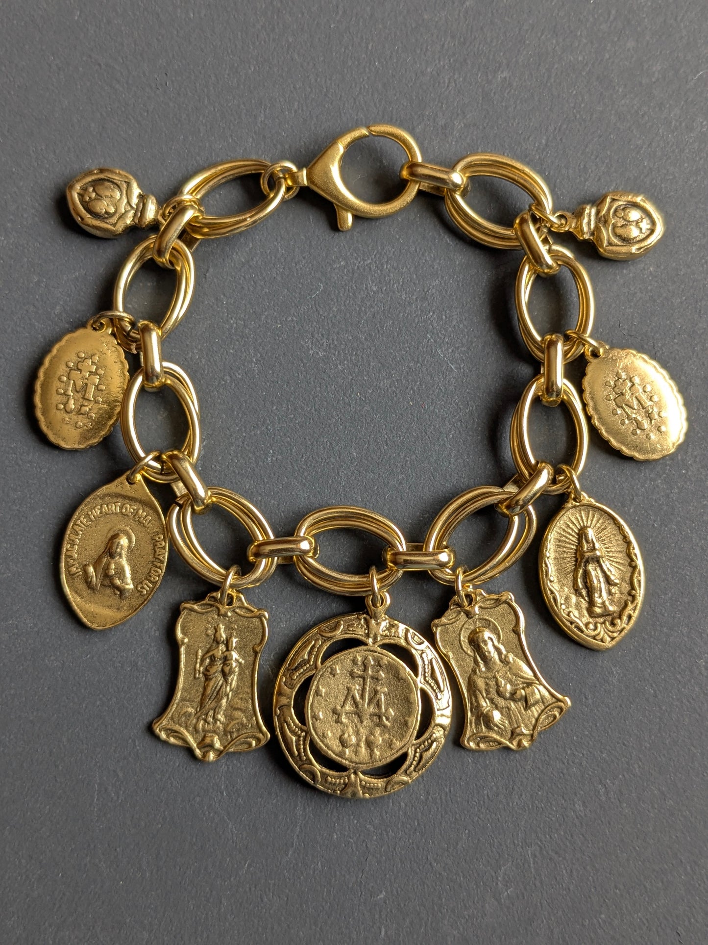 Bracelet Épiphanie porté au poignet, création artisanale Mudra en laiton plaqué or 12kt.