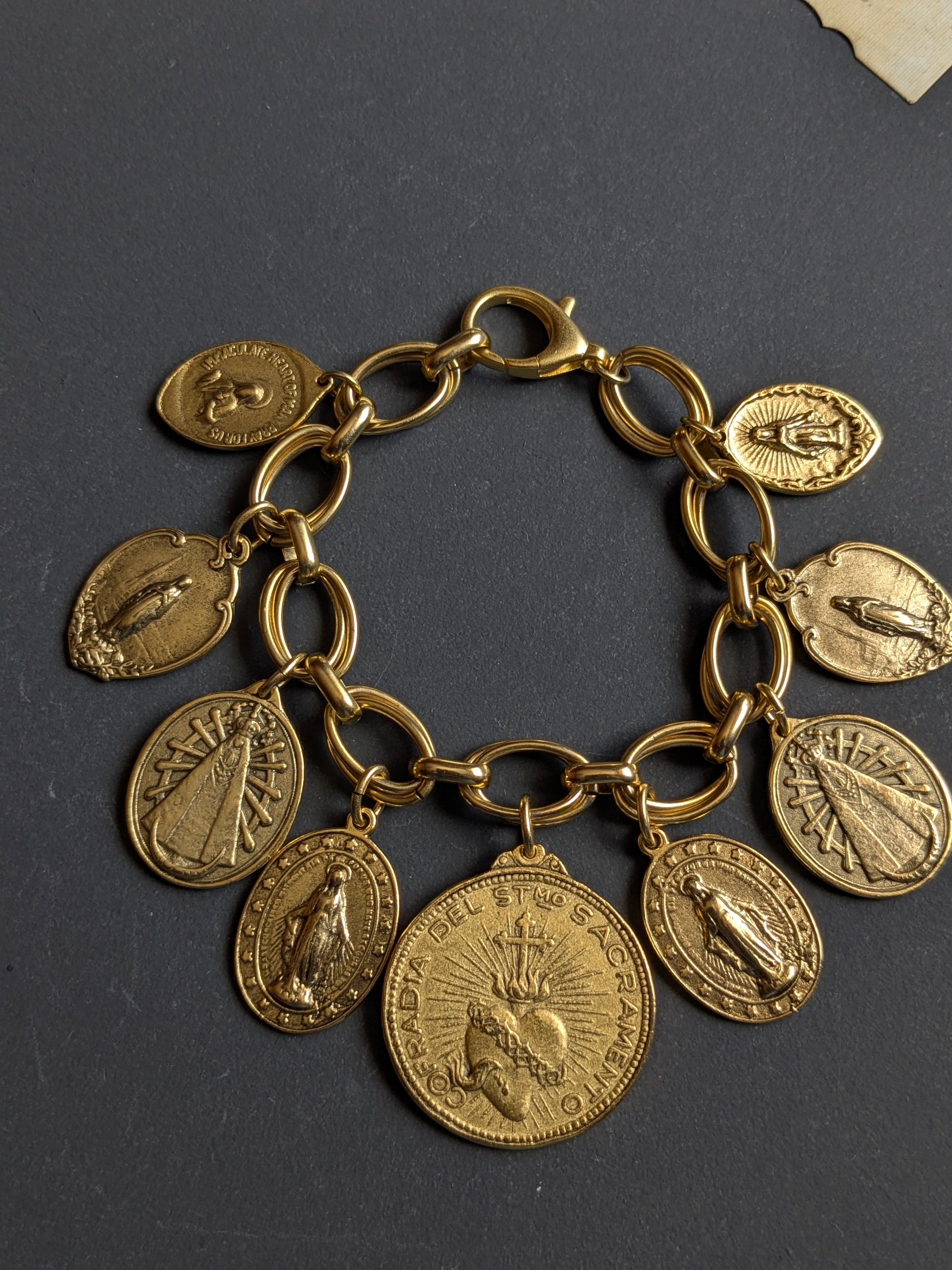 Bracelet Inquietum, six Médailles Miraculeuses réversibles en laiton plaqué or 12kt, pièce unique.