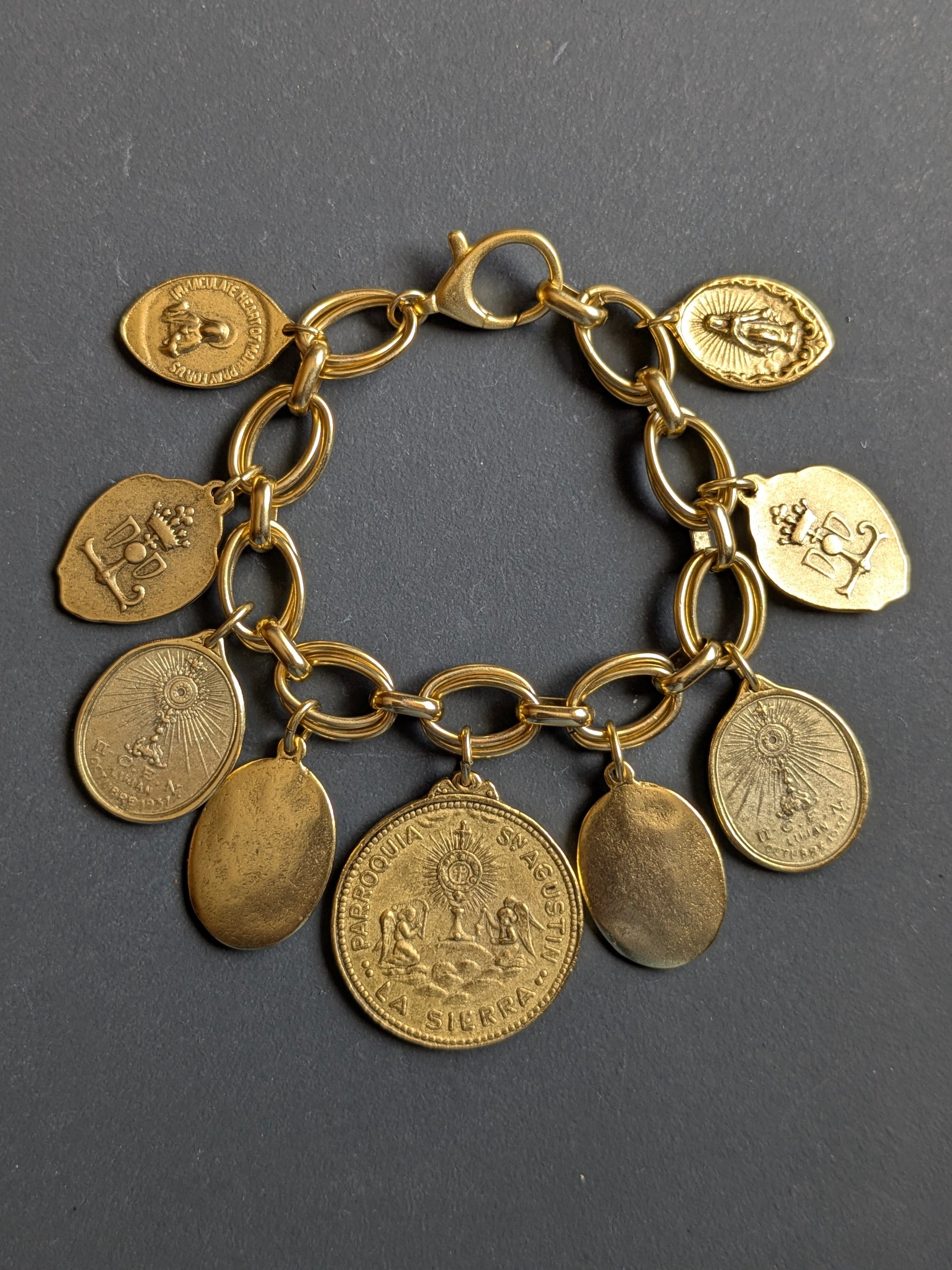 Bracelet Inquietum porté au poignet, création Mudra pièce unique.
