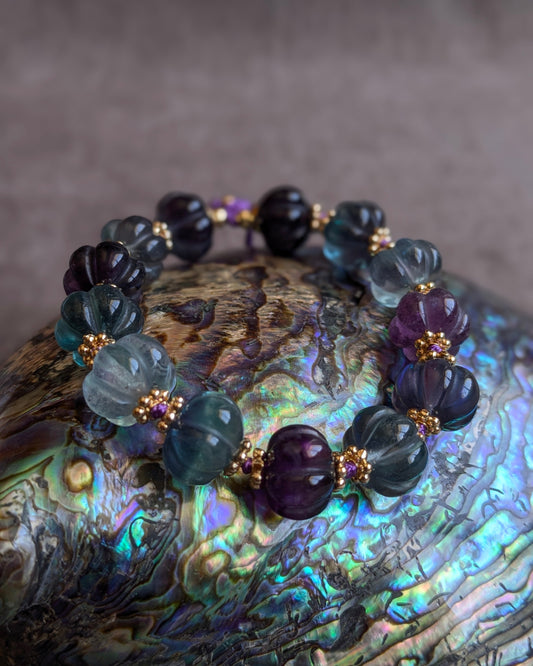 Bracelet Kalindiya en fluorite sculptée melon nuances vert et violet