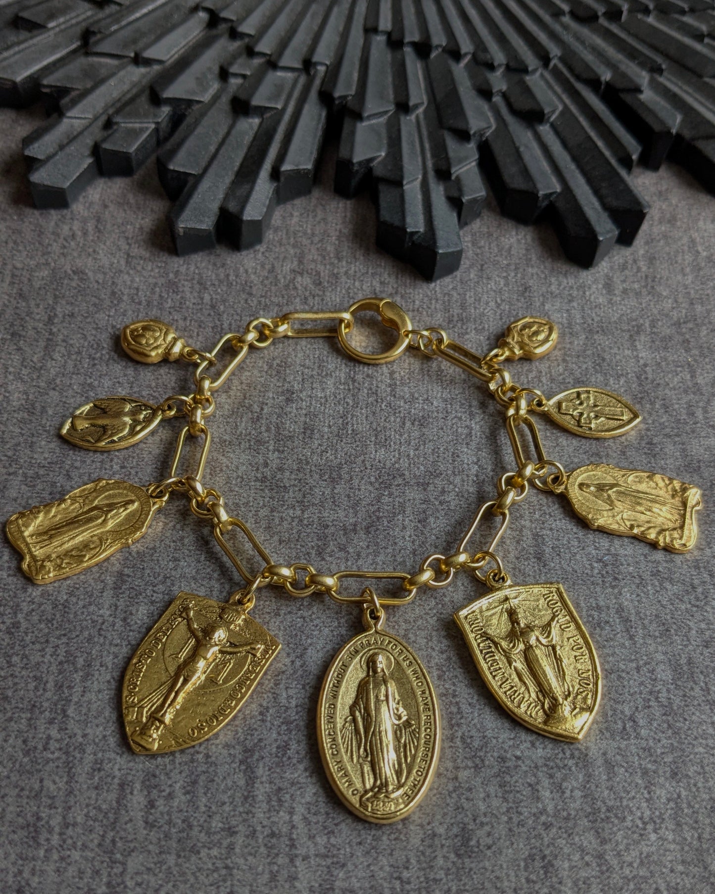 Bracelet Litanie Mudra – Chaîne ajustable aux maillons alternés ronds et ovales, 9 médailles catholiques d’inspiration ancienne, bijou solaire et graphique.