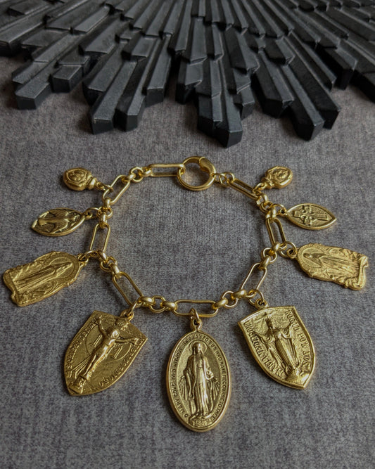Bracelet Litanie Mudra – Chaîne ajustable aux maillons alternés ronds et ovales, 9 médailles catholiques d’inspiration ancienne, bijou solaire et graphique.