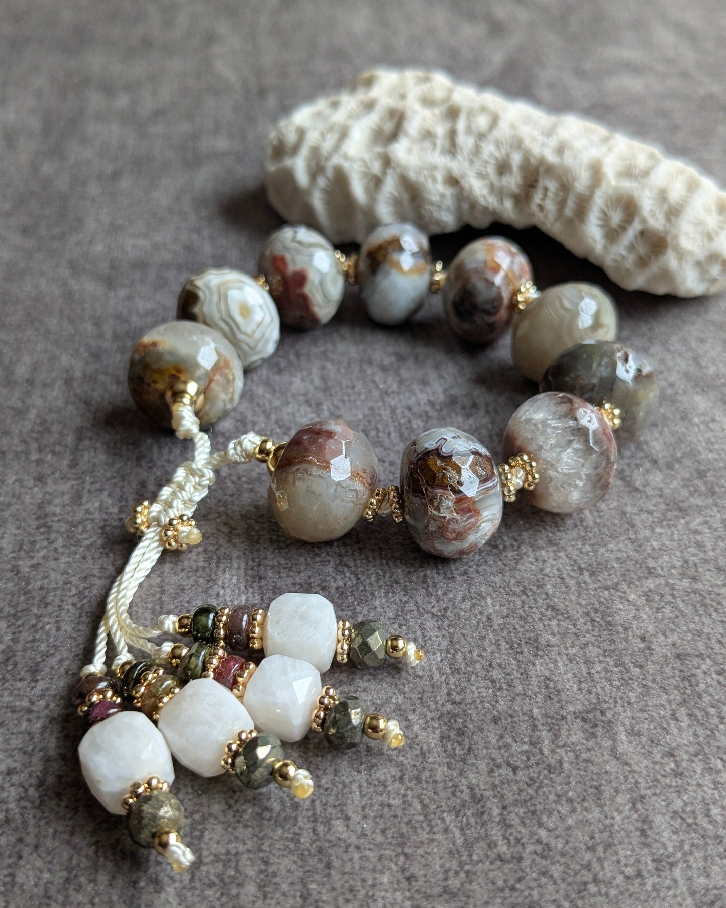 Détail des plans successifs et de la coupe franche des agates du bracelet Mahinori