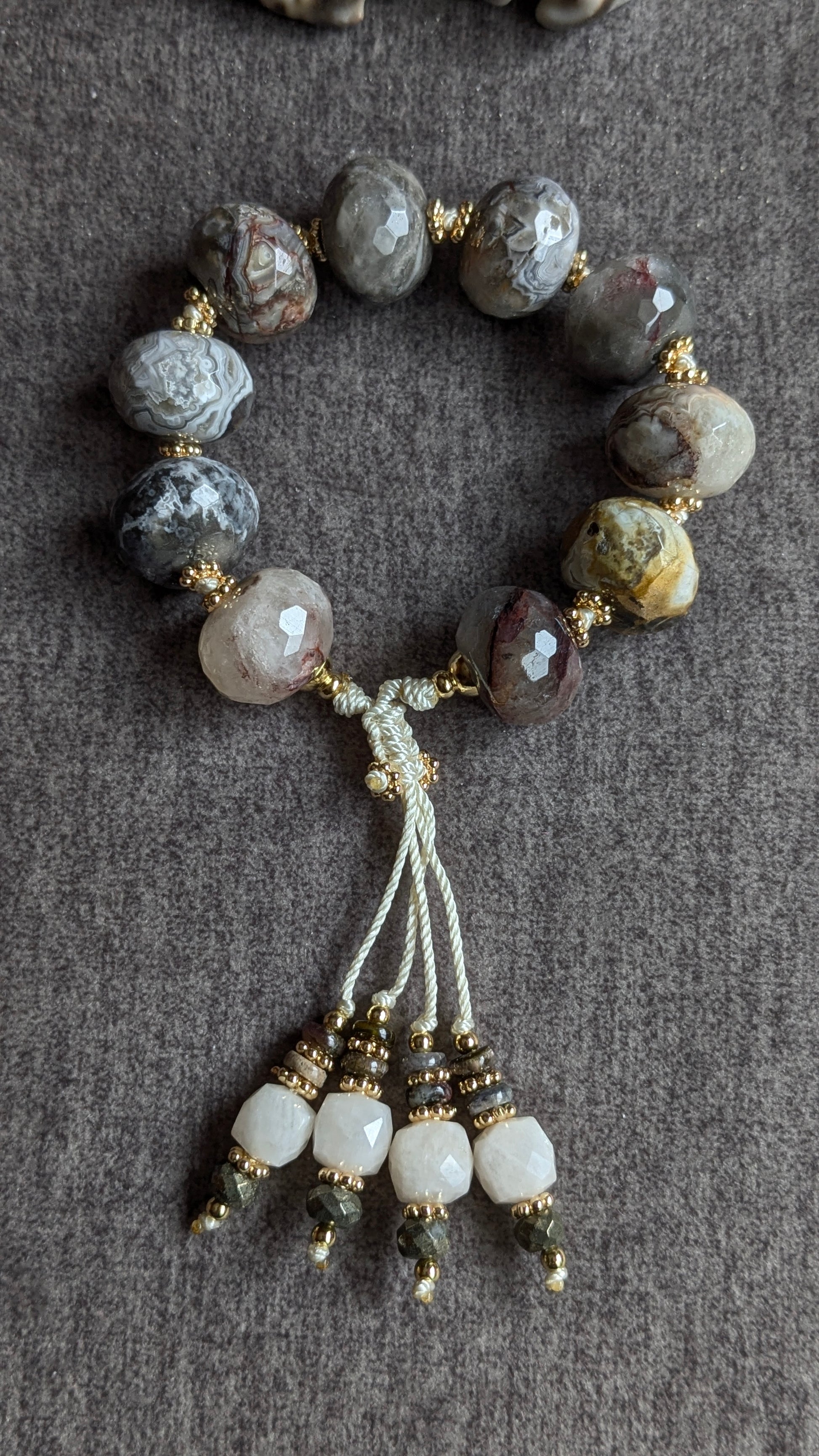 Zoom sur la translucidité et les motifs naturels de l'agate mexicaine facettée