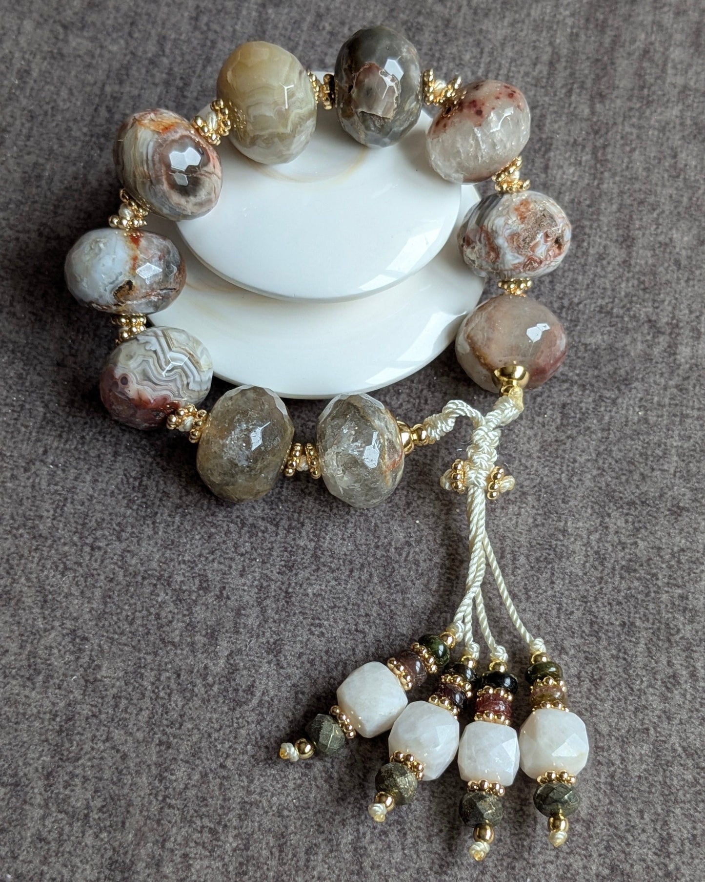 Bijou minéral Mahinori Mudra avec agates mexicaines larges et facettées