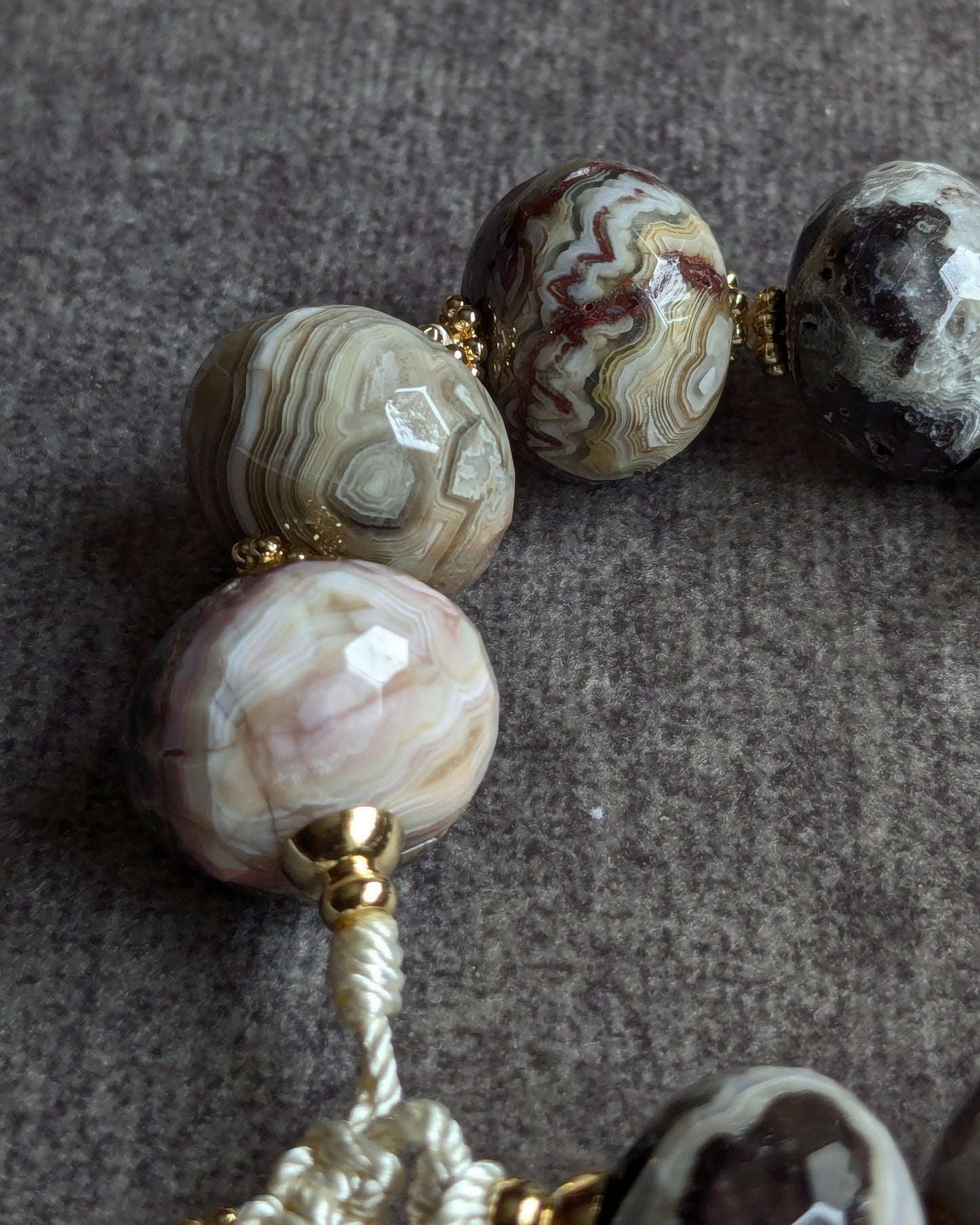 Bracelet créateur Mahinori en agate crazy lace grise et cordon ivoire 