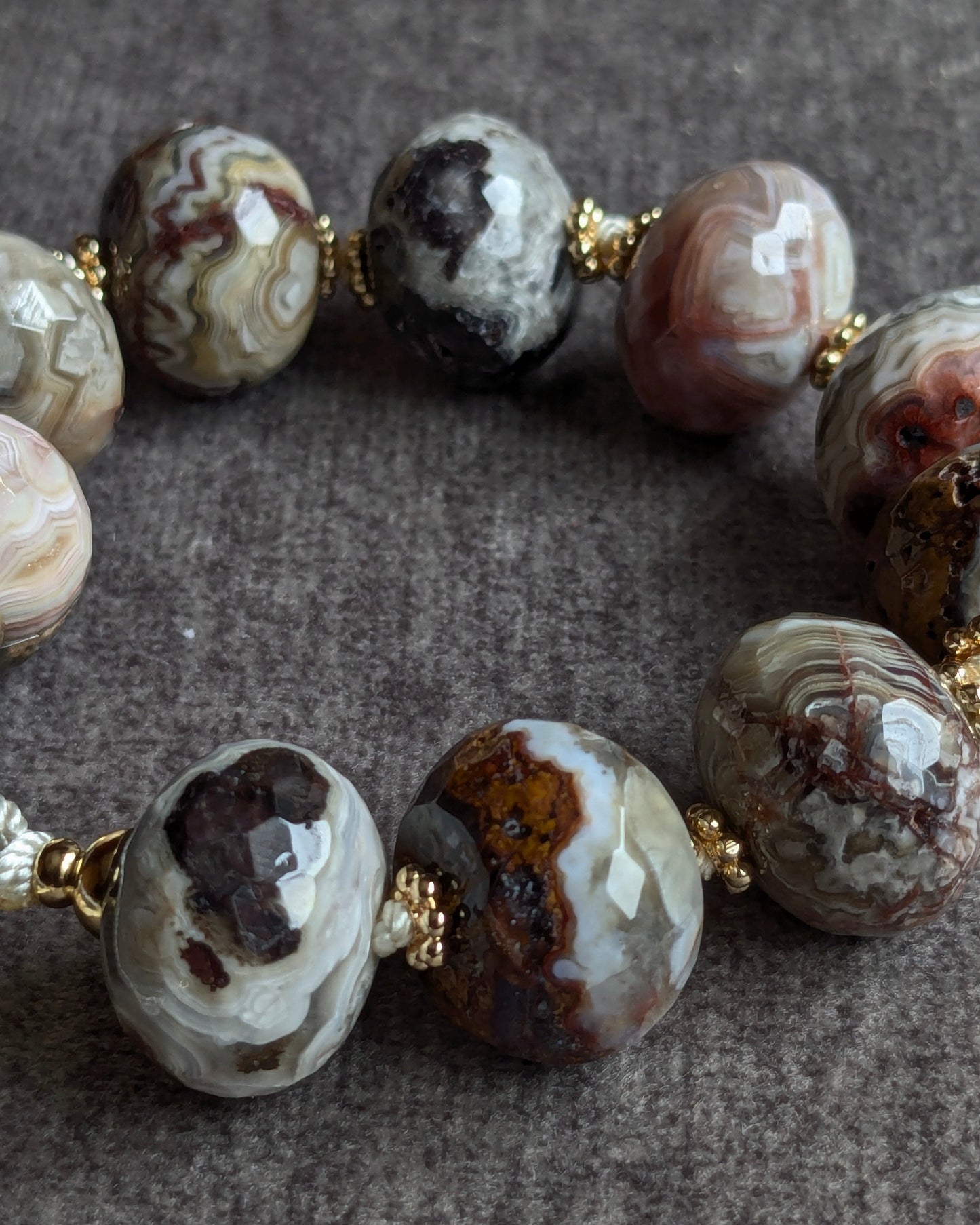 Gros plan agate mexicaine crazy lace aux facettes larges bracelet mahinori