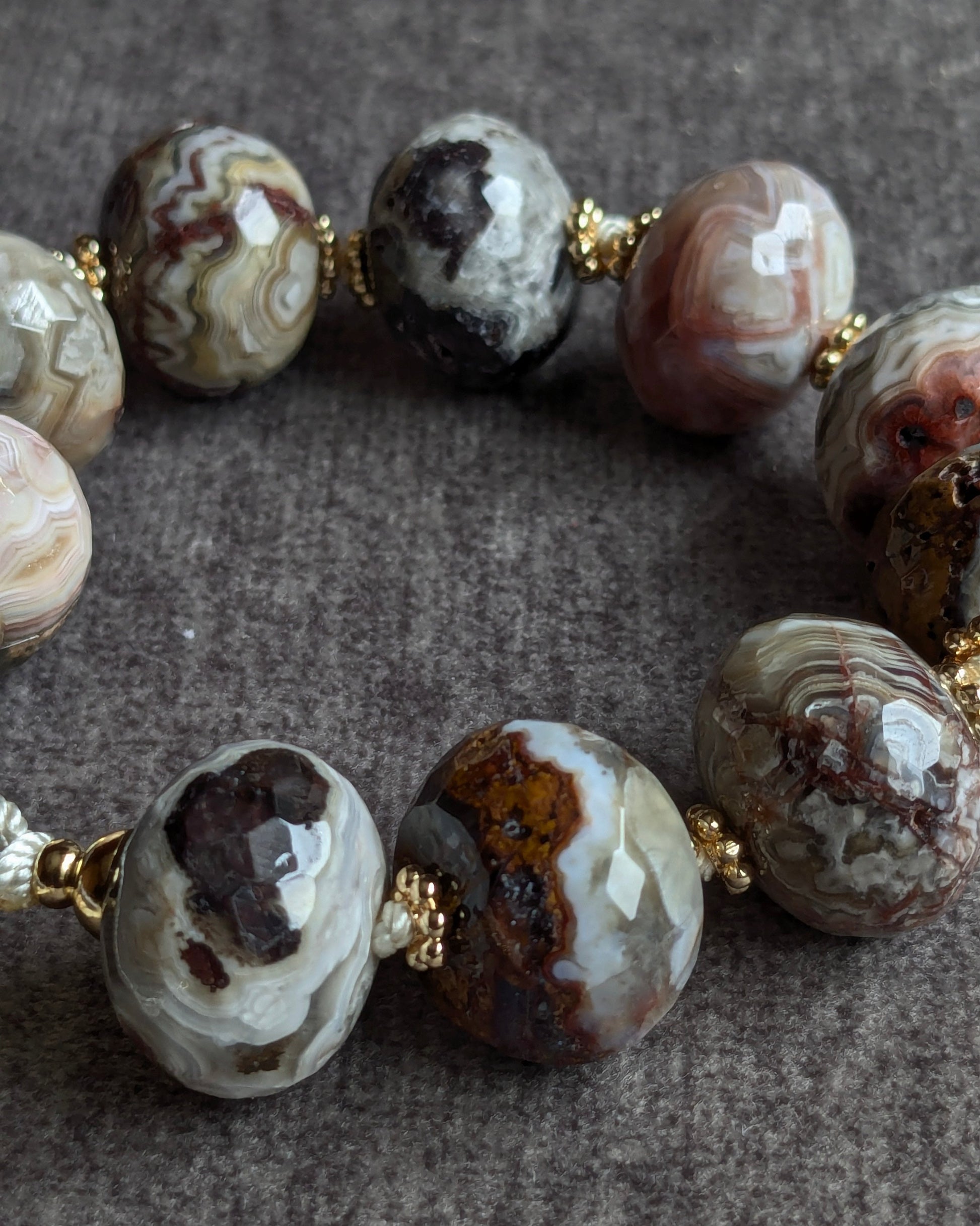 Gros plan agate mexicaine crazy lace aux facettes larges bracelet mahinori
