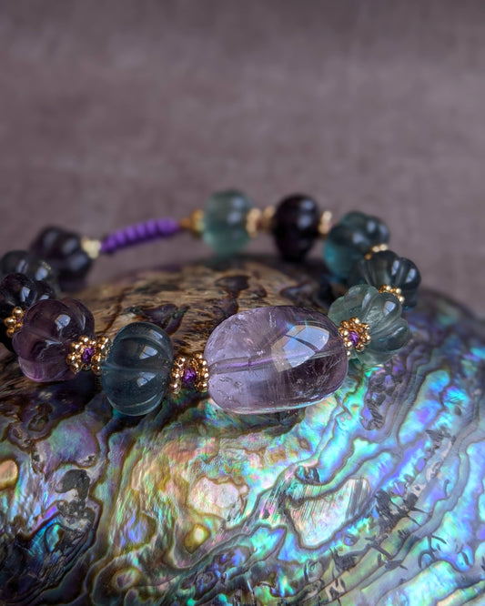 Bracelet Nayara fluorite sculptée melon Jaipur et améthyste profonde