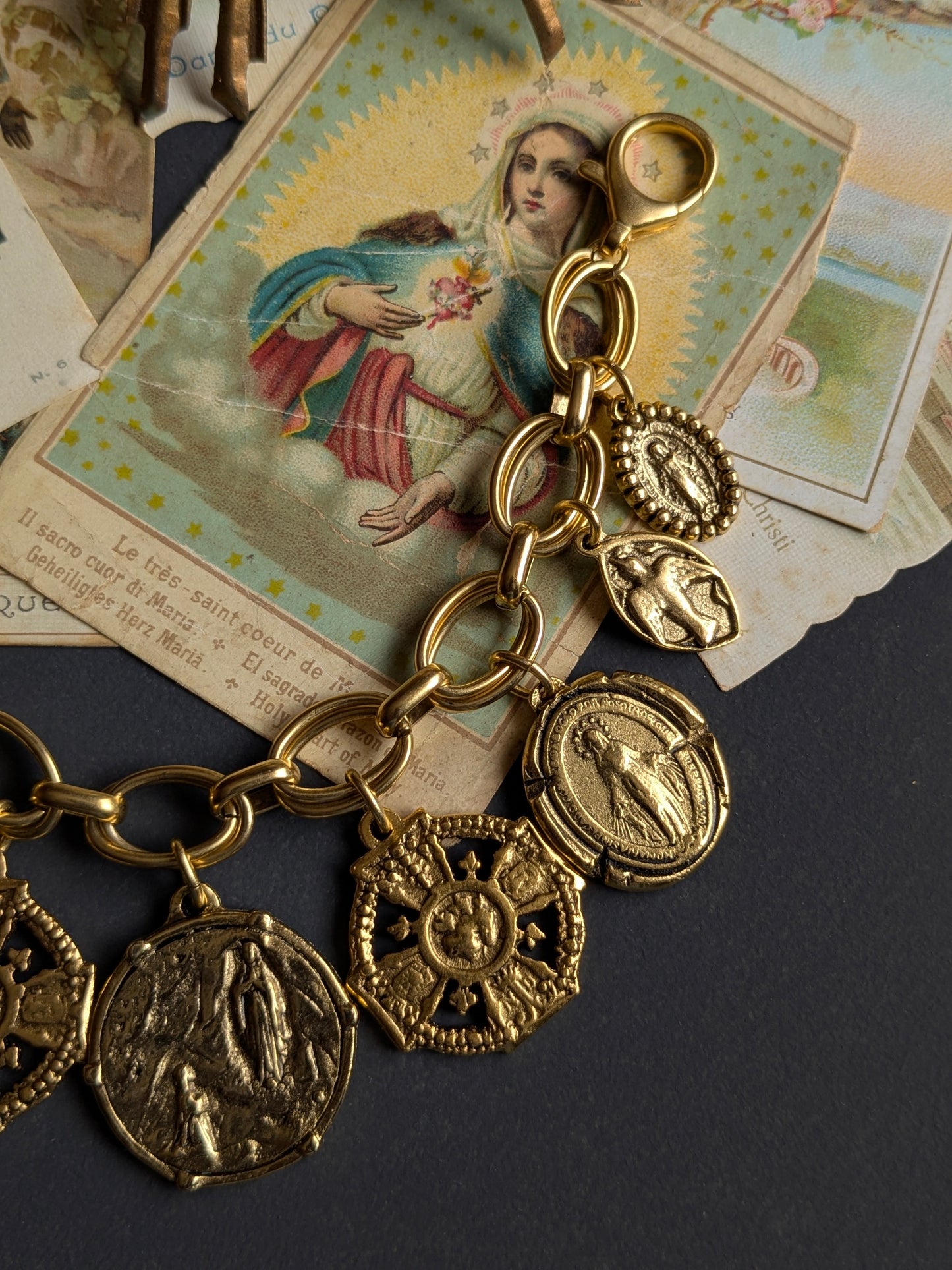Bracelet Neuvaine de Mudra avec Notre-Dame de Lourdes, neuf médailles, collection Oh My God.