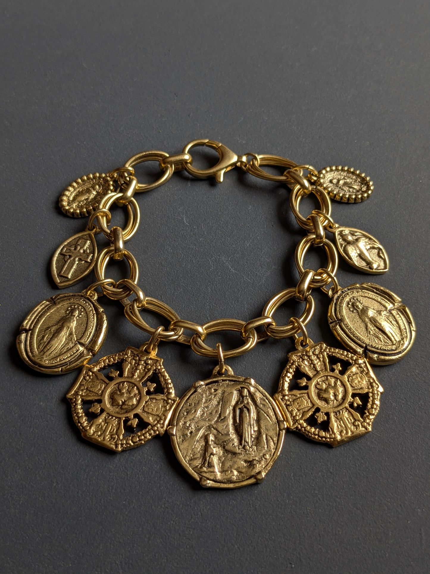 Bracelet Neuvaine porté au poignet, pièce unique Mudra en accumulation dorée.