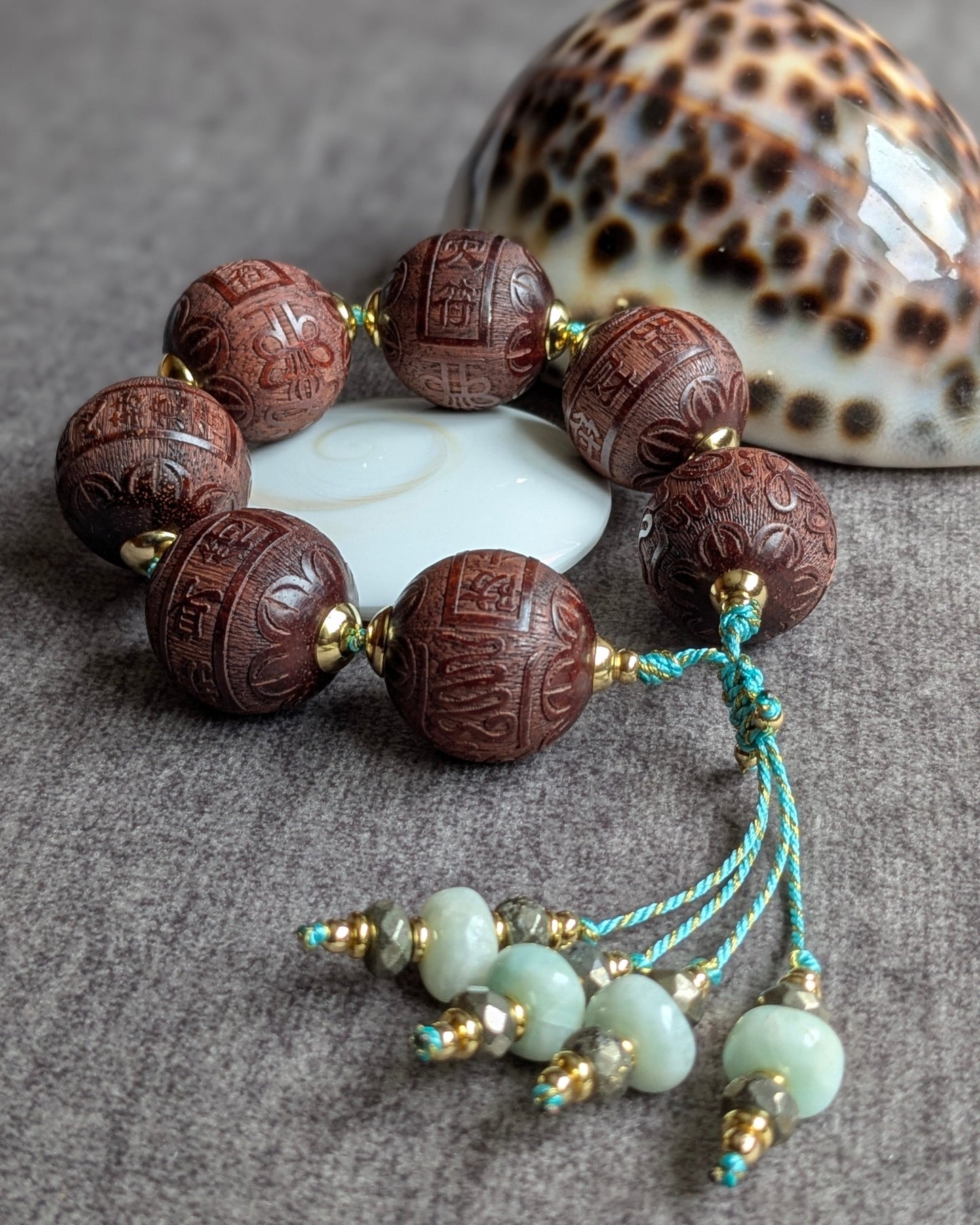 Bracelet Nilam en bois de santal rouge ciselé et cordon turquoise doré