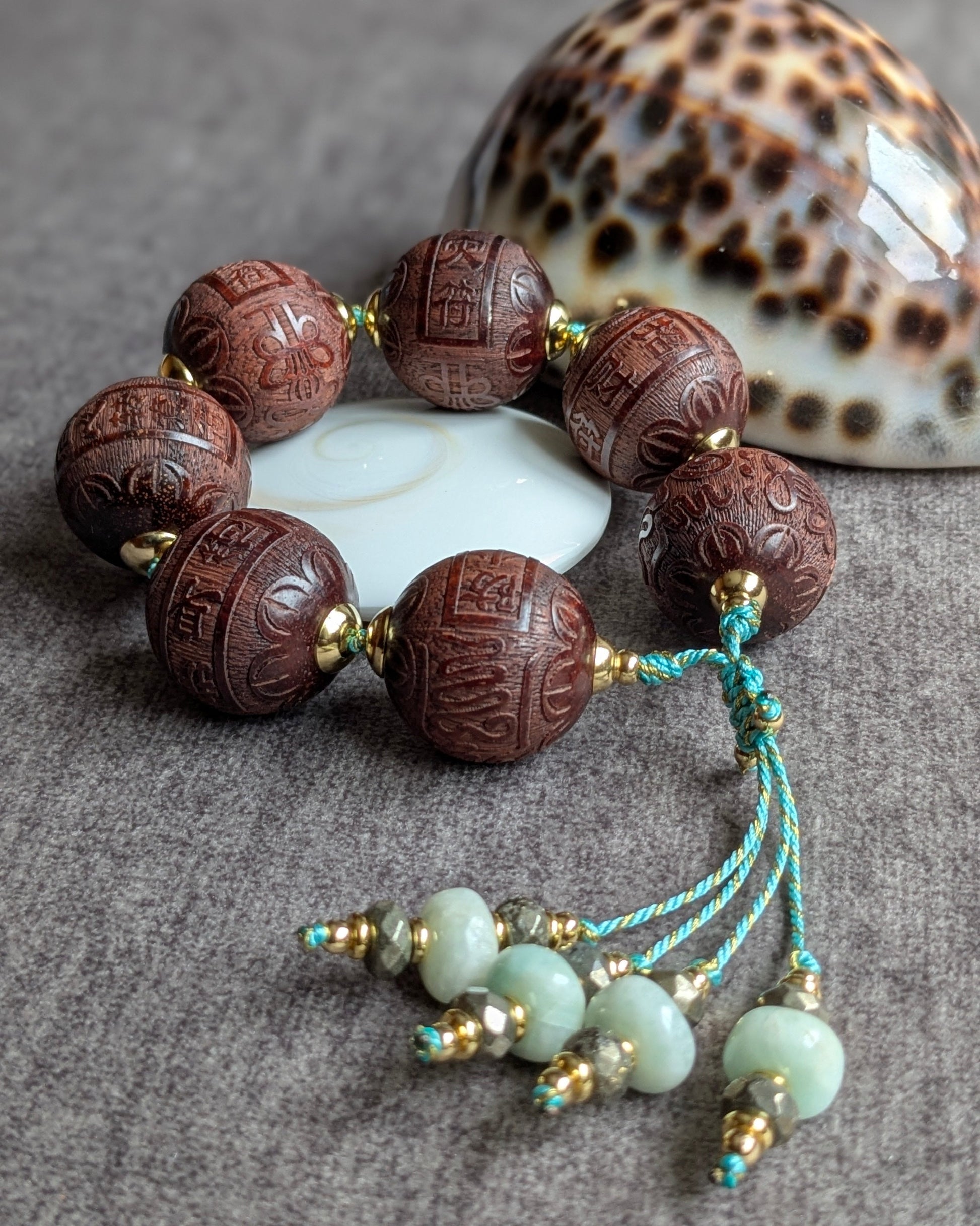 Bracelet Nilam en bois de santal rouge ciselé et cordon turquoise doré
