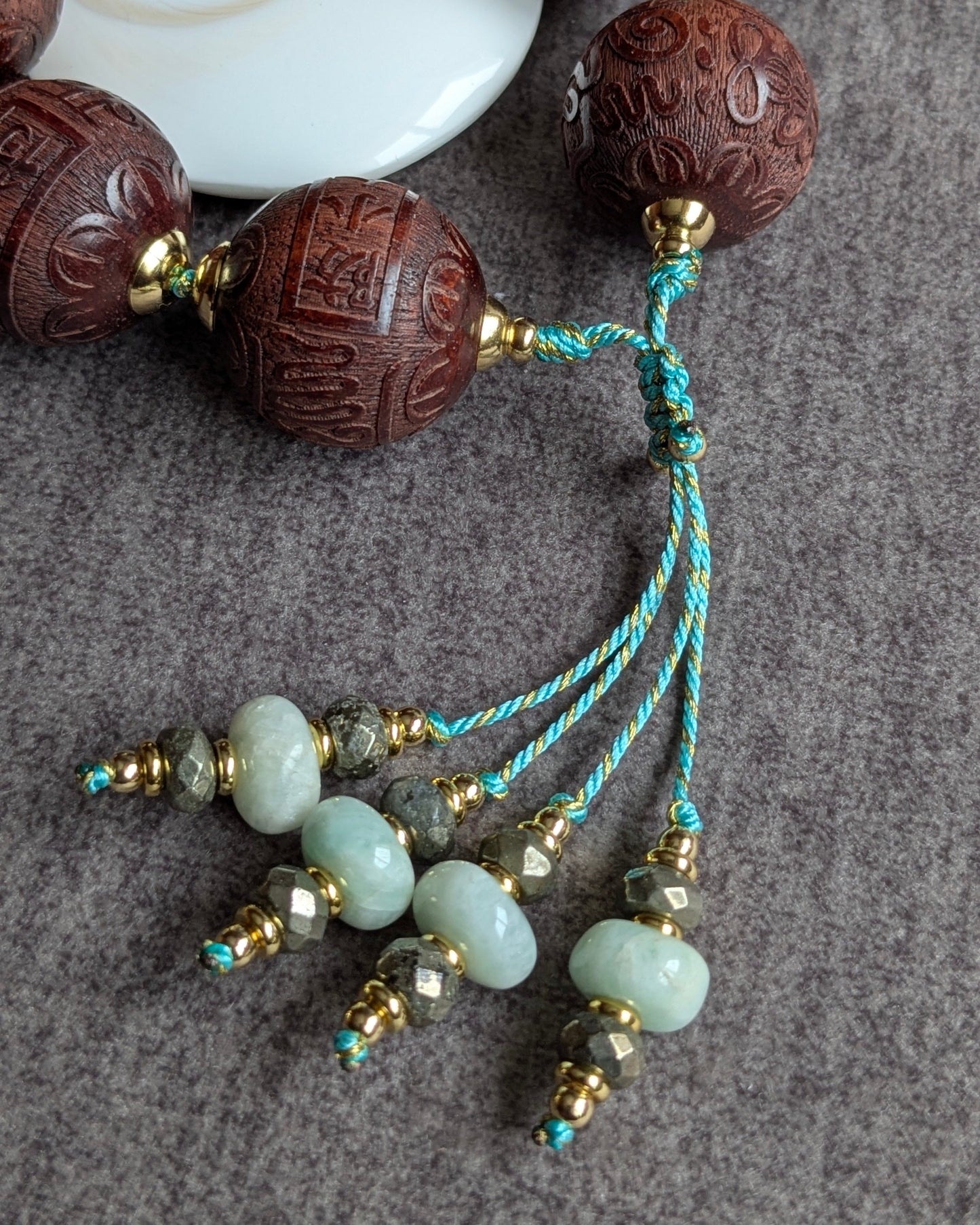 Pampilles en amazonite turquoise et pyrite métallique sur bracelet protecteur nilam