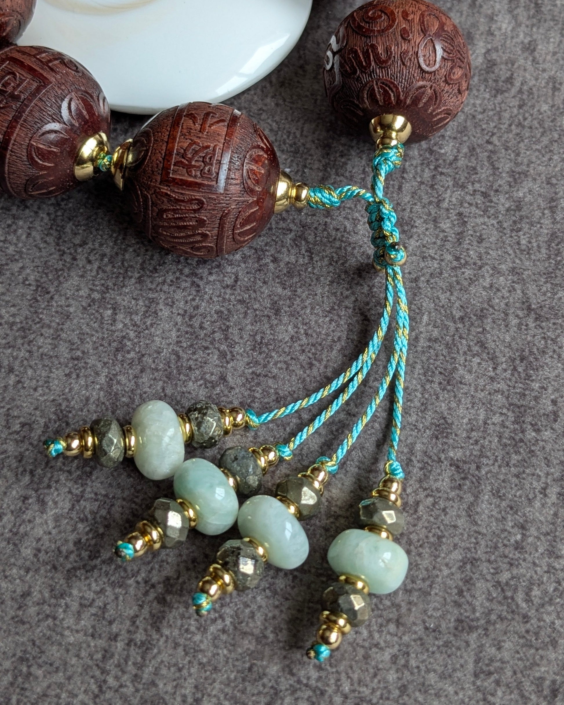 Pampilles en amazonite turquoise et pyrite métallique sur bracelet protecteur nilam