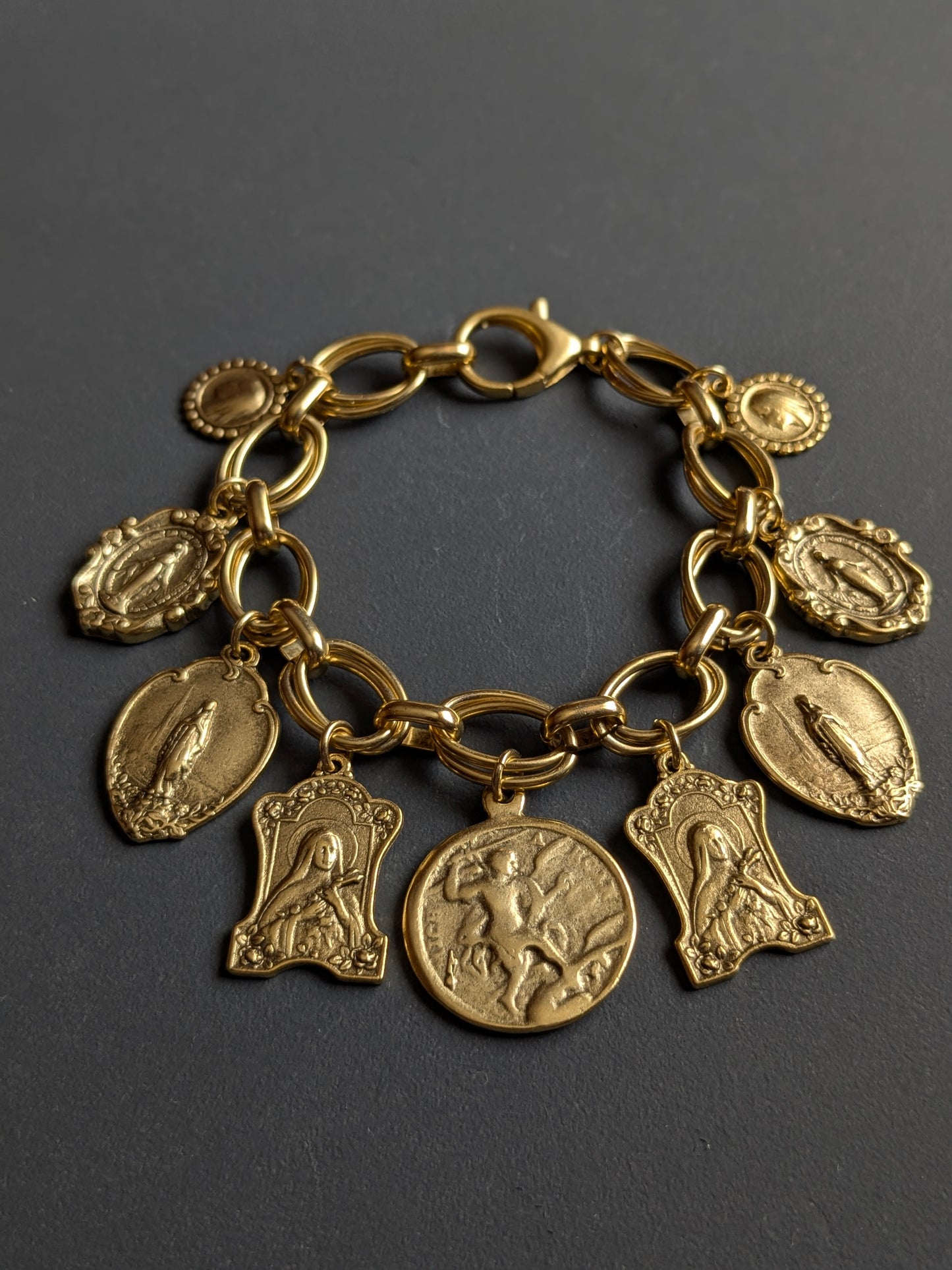Notre-Dame de Lourdes réversible sur le bracelet Oraison, pièce unique Mudra.