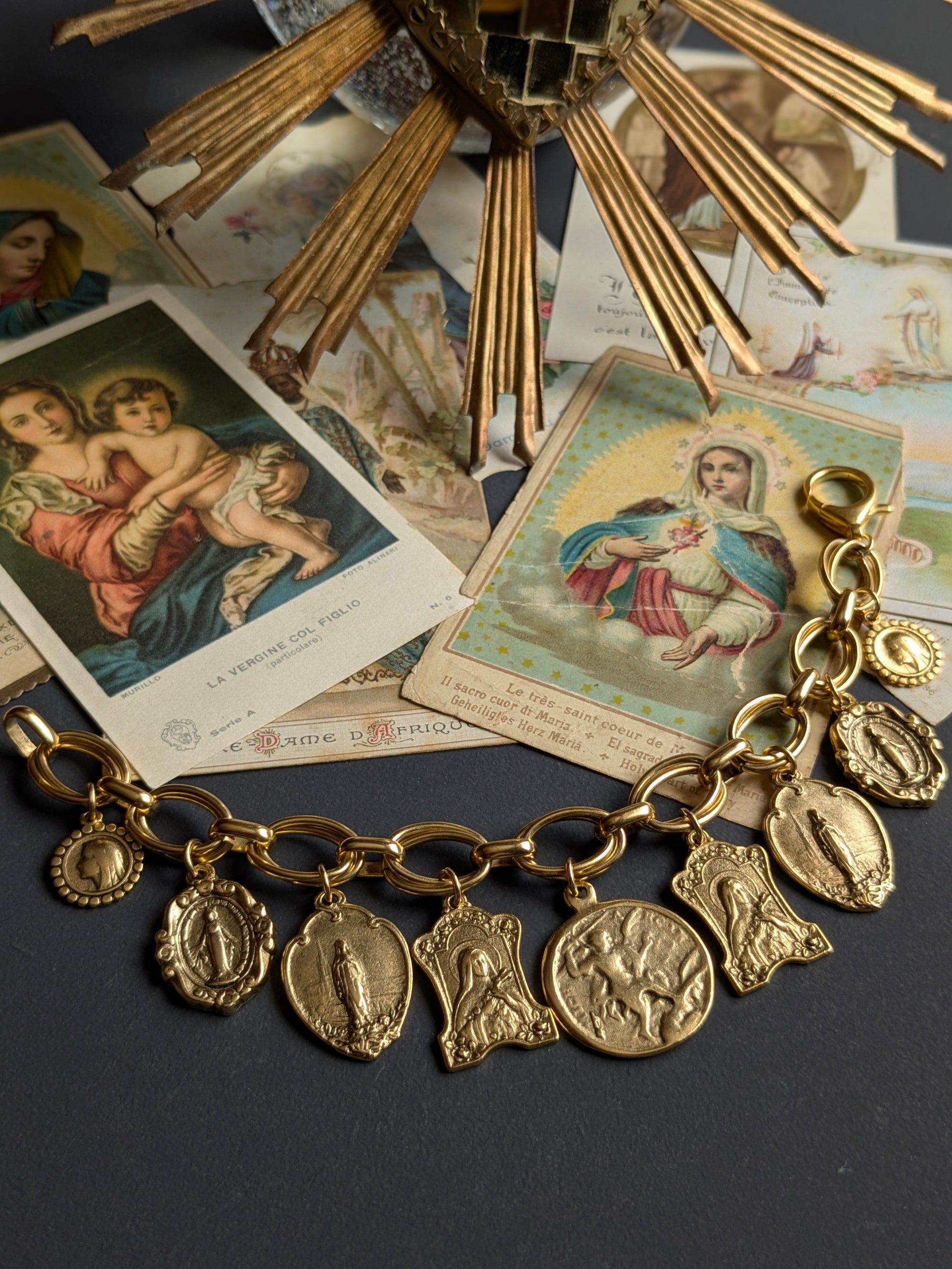 Bracelet Oraison par Mudra, pièce unique avec Sainte Thérèse réversible et Médailles Miraculeuses en laiton doré 12kt.