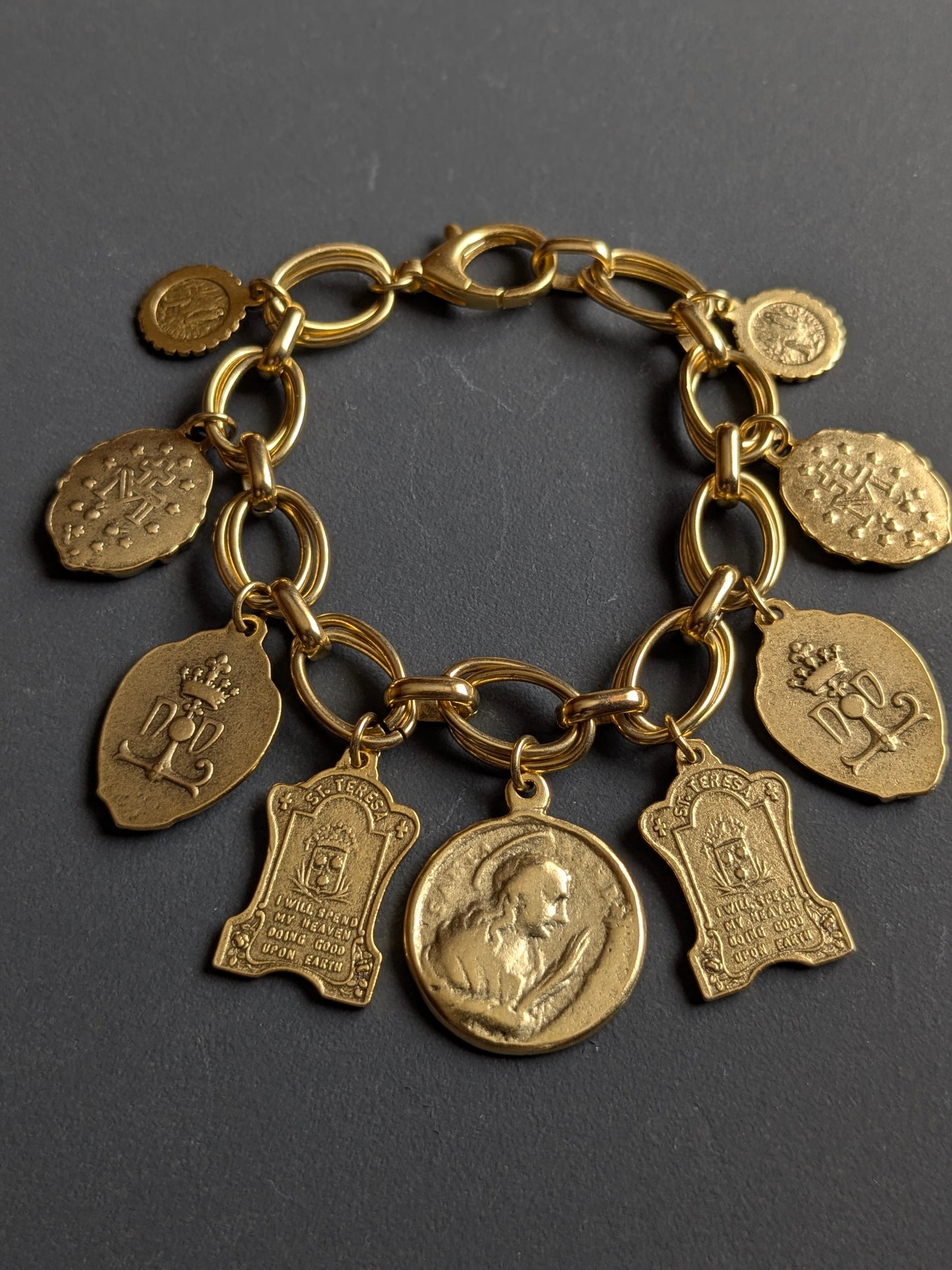 Bracelet Oraison porté au poignet, pièce unique en laiton plaqué or 12kt, création Mudra.