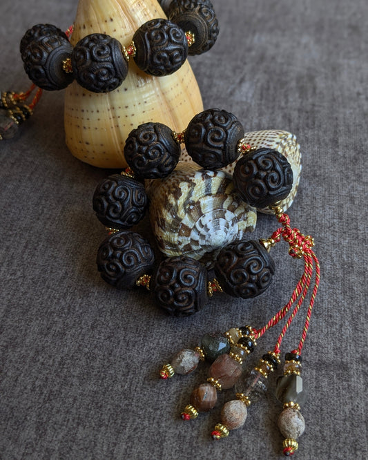 Bracelet Rasika en bois de santal brun sculpté et quartz hématoïde