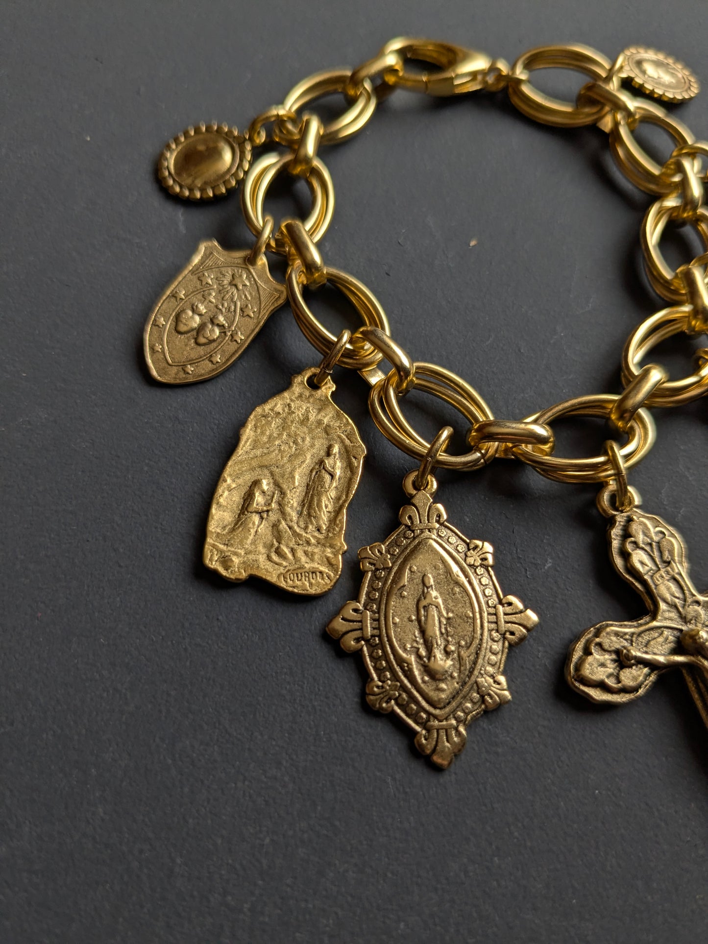 Bracelet Rédemption de Mudra, accumulation de médailles religieuses dorées, collection Oh My God.