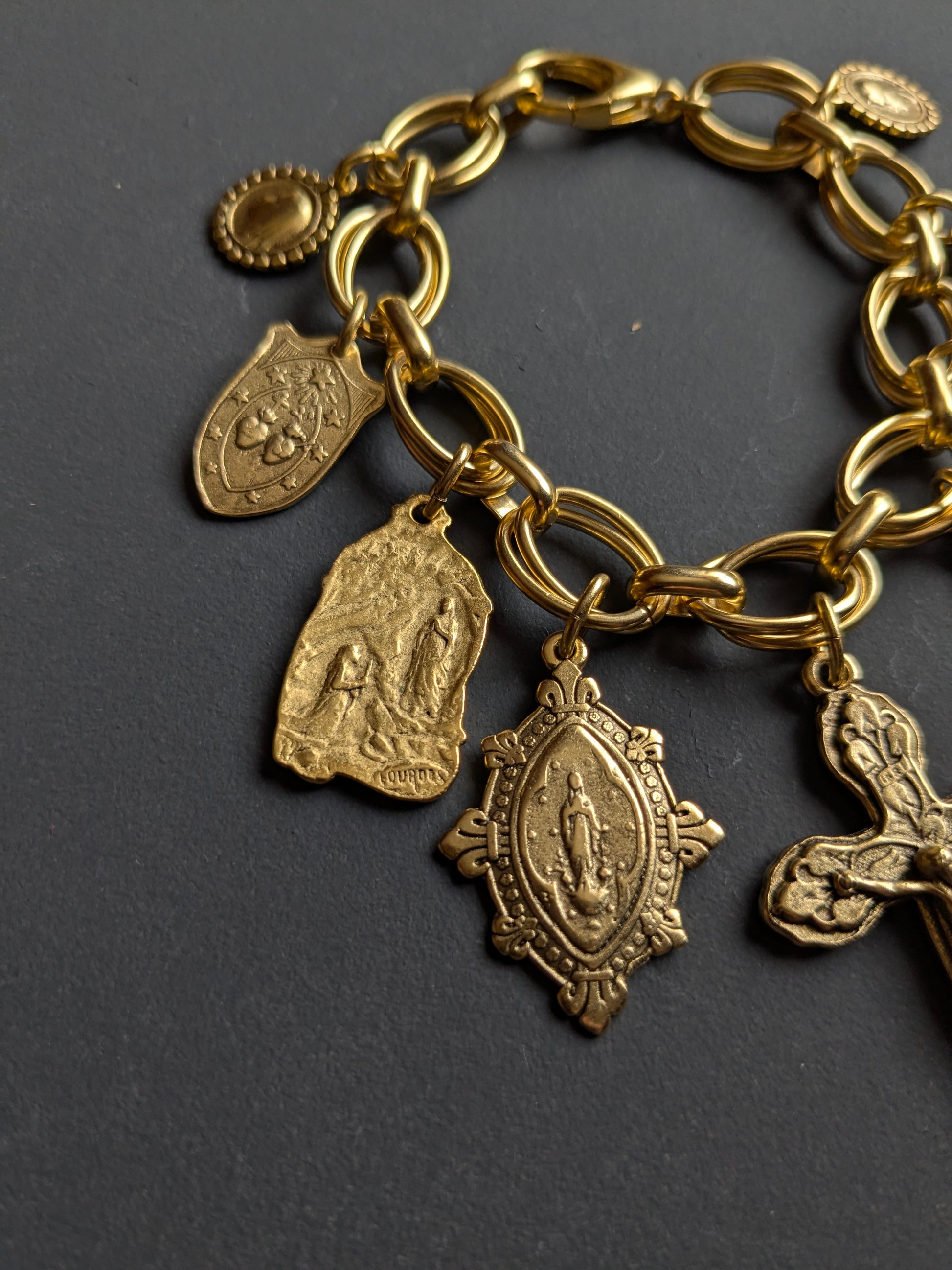 Bracelet Rédemption de Mudra, accumulation de médailles religieuses dorées, collection Oh My God.