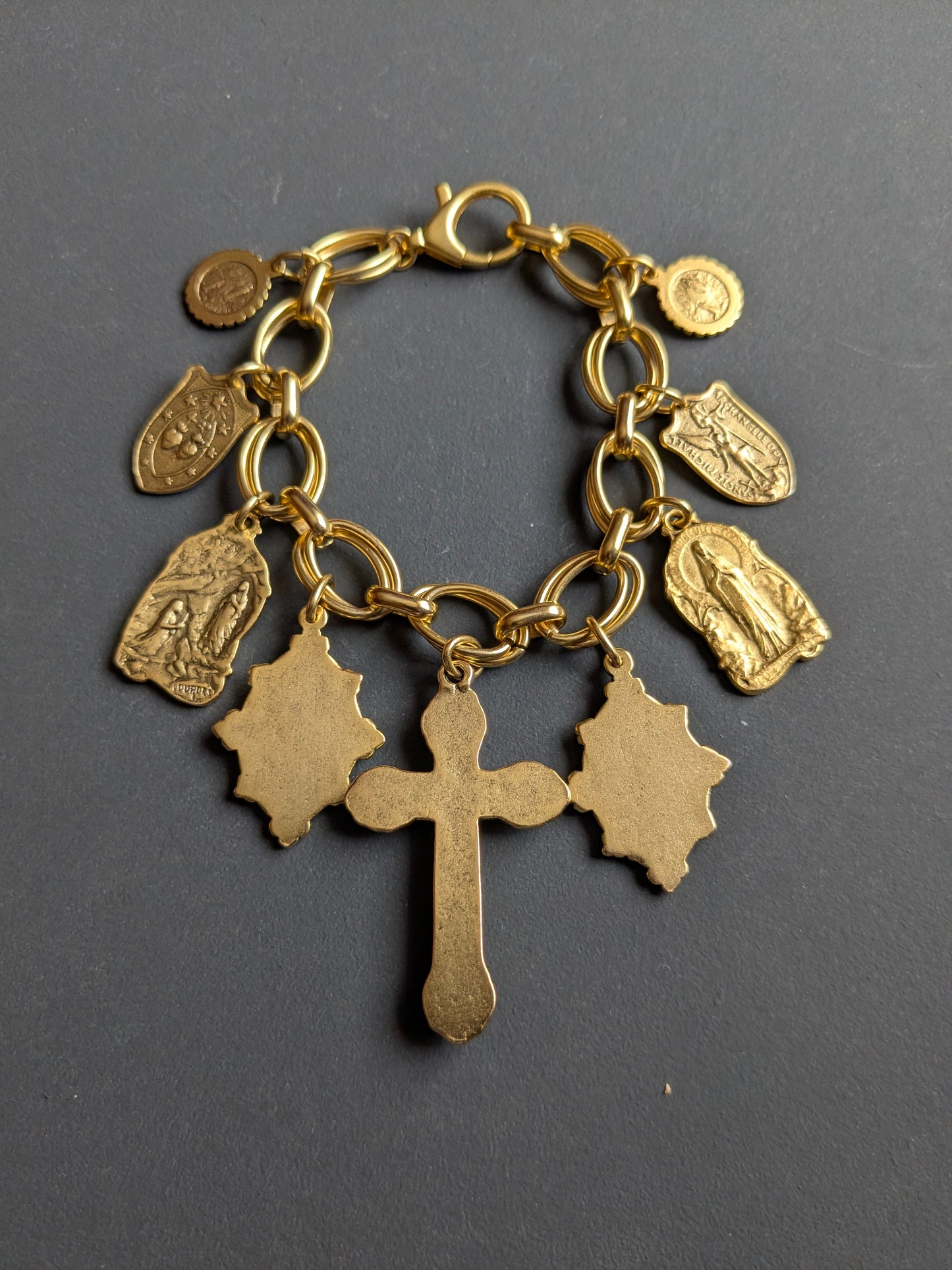 Bracelet Rédemption porté au poignet, création artisanale Mudra au style ex-voto.