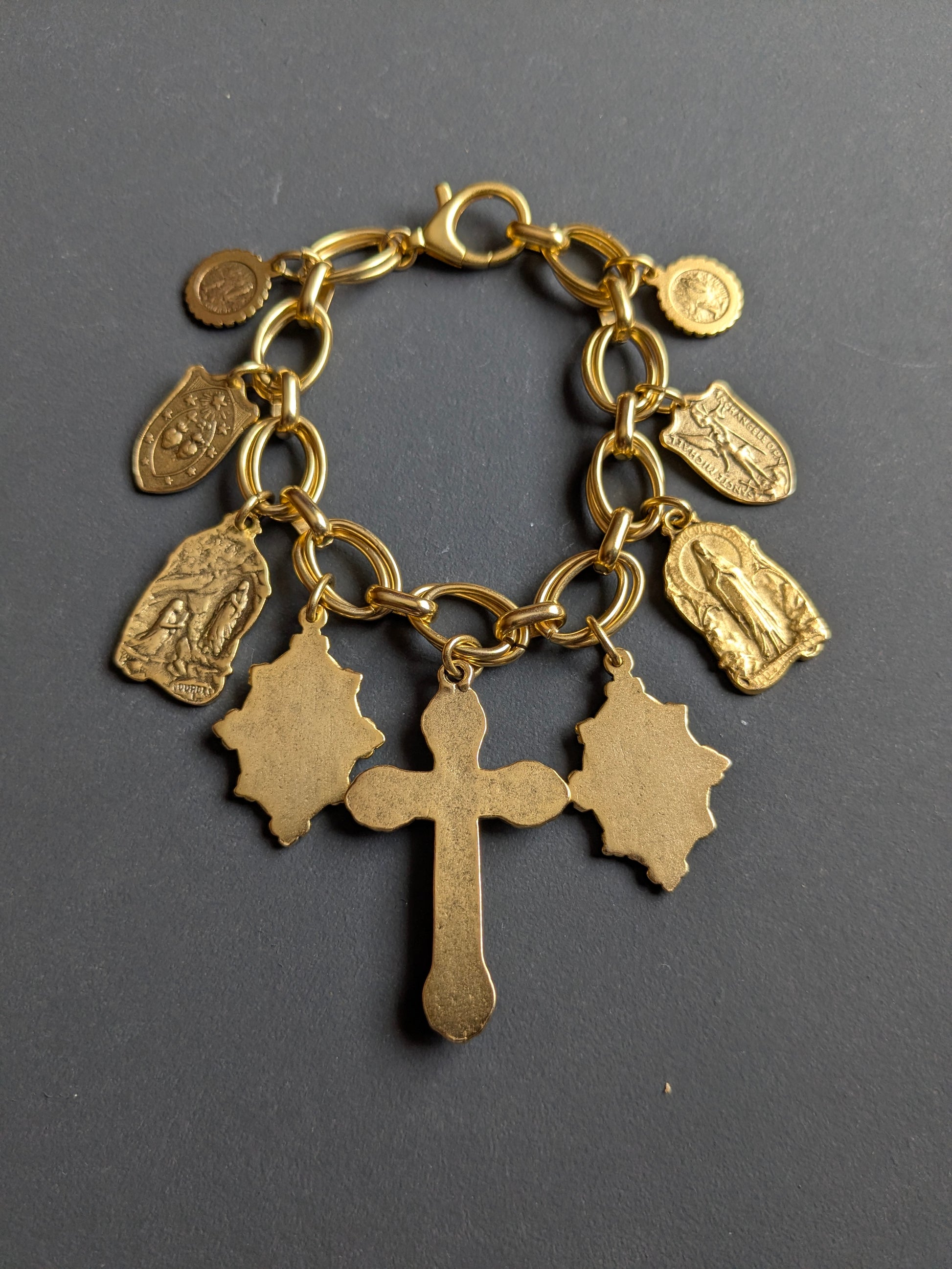 Bracelet Rédemption porté au poignet, création artisanale Mudra au style ex-voto.