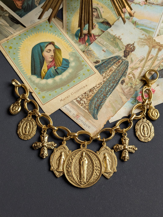 Bracelet Regina par Mudra, médaille XL de l'Immaculée Conception réversible fleur de lys, pièce unique.