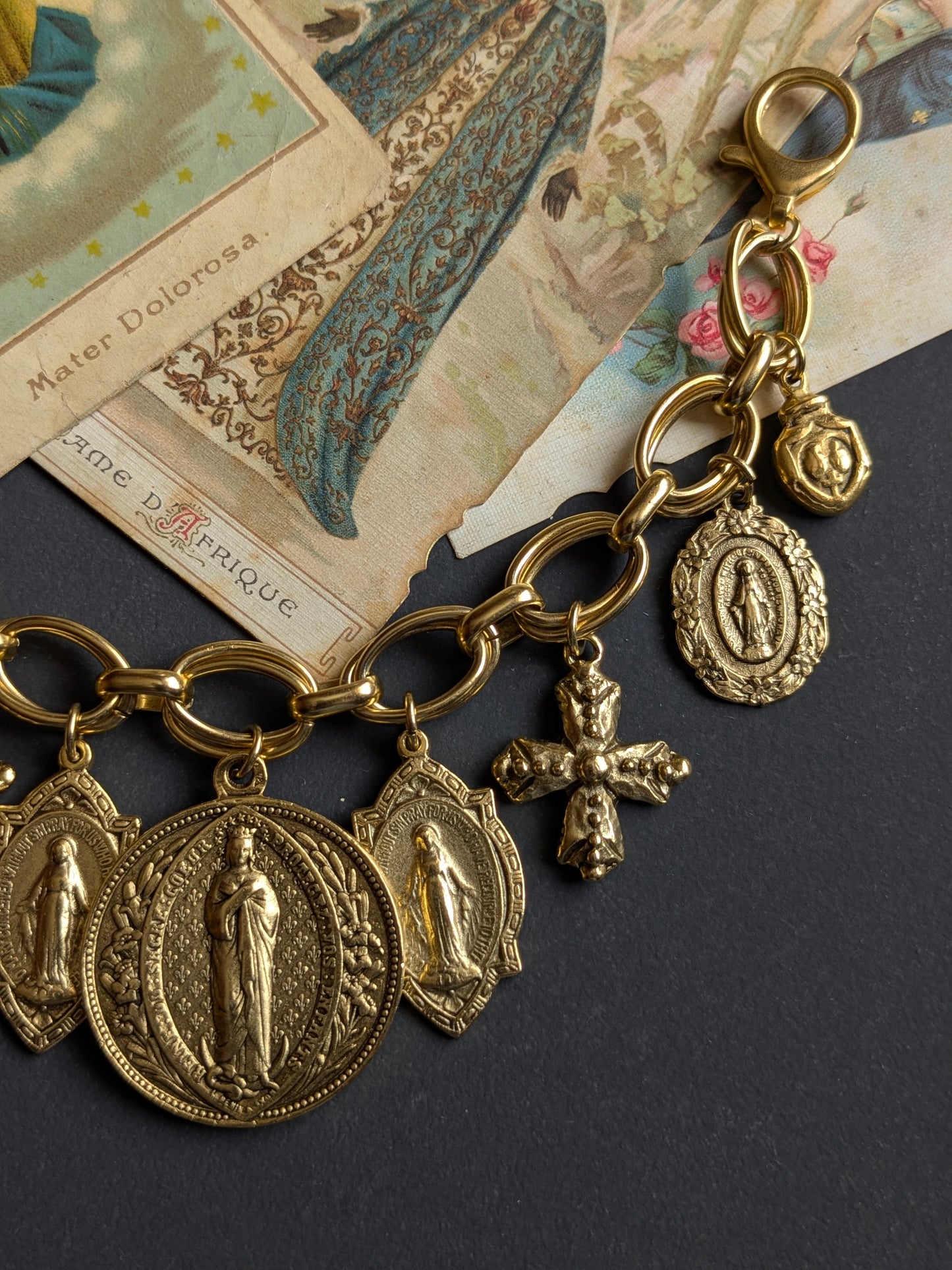 Bracelet Regina de Mudra avec Médailles Miraculeuses et croix, collection Oh My God.