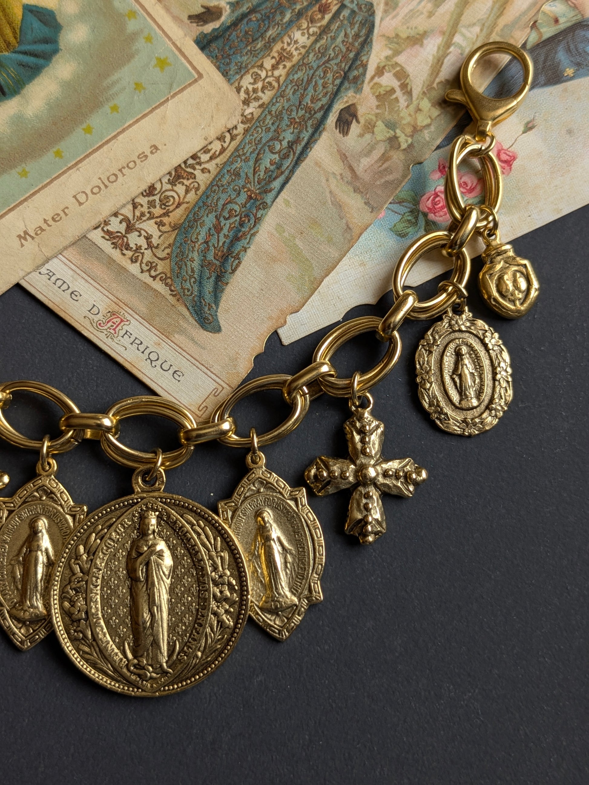 Bracelet Regina de Mudra avec Médailles Miraculeuses et croix, collection Oh My God.