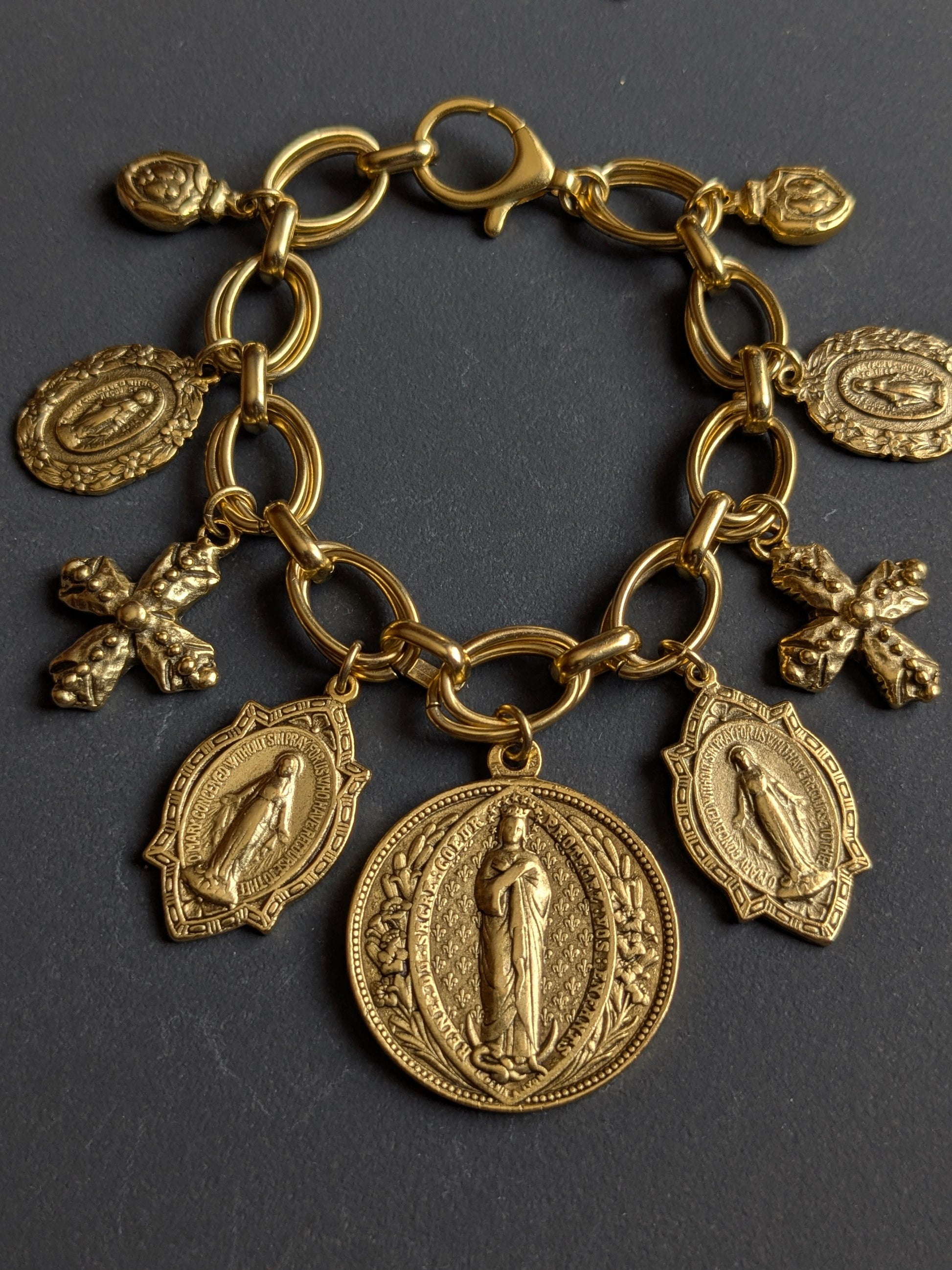 Bracelet Regina, Milagros et médailles religieuses, pièce unique Mudra.