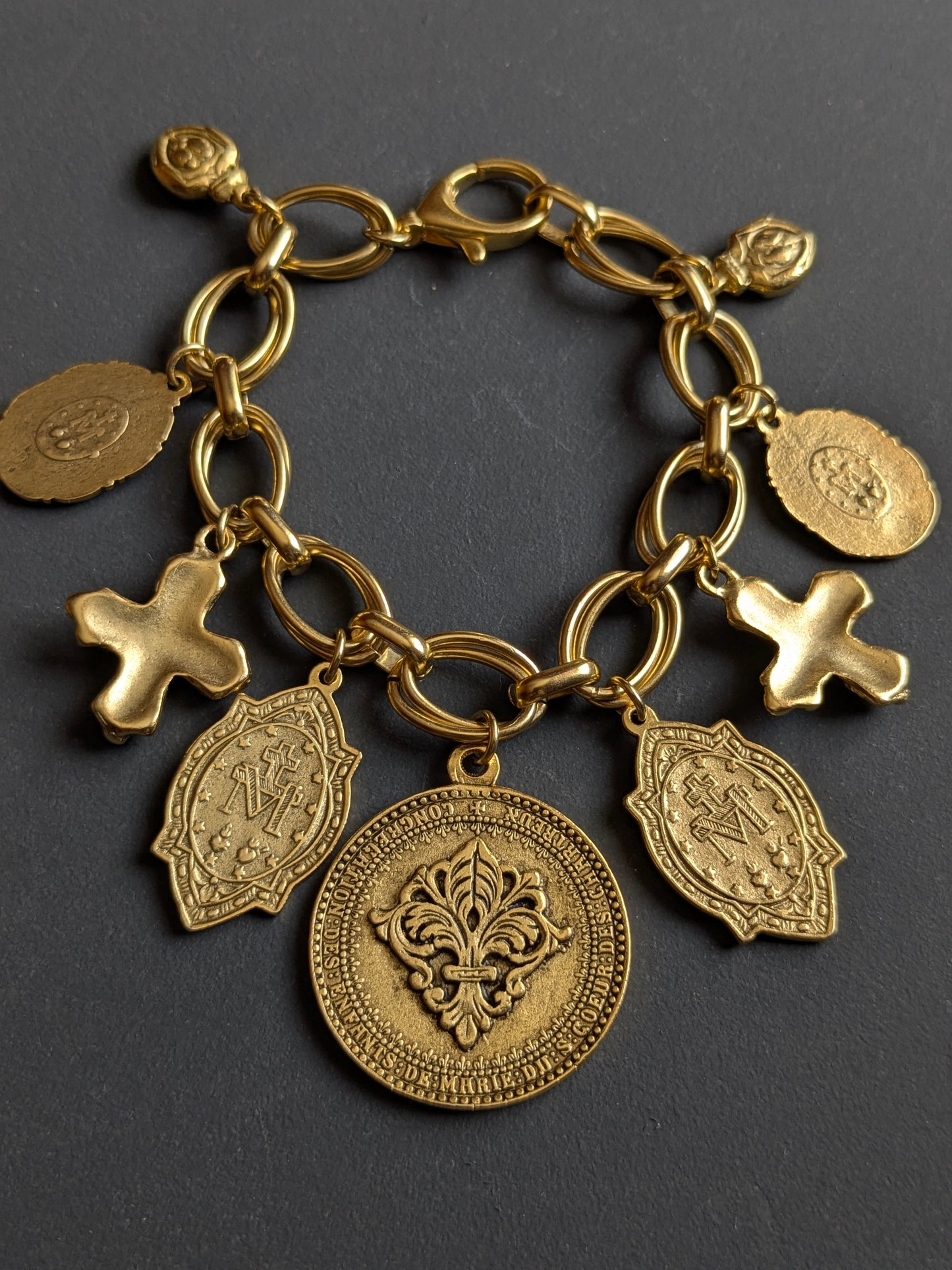 Bracelet Regina porté au poignet, médaille de l'Immaculée Conception, création Mudra.