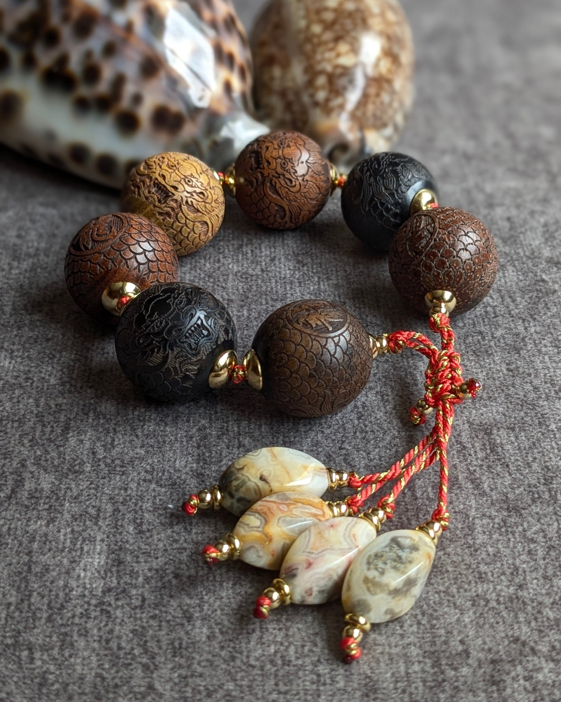 Bracelet ethnique Samra en bois ciselé motif dragon et perles agate dentelle folle du Pérou