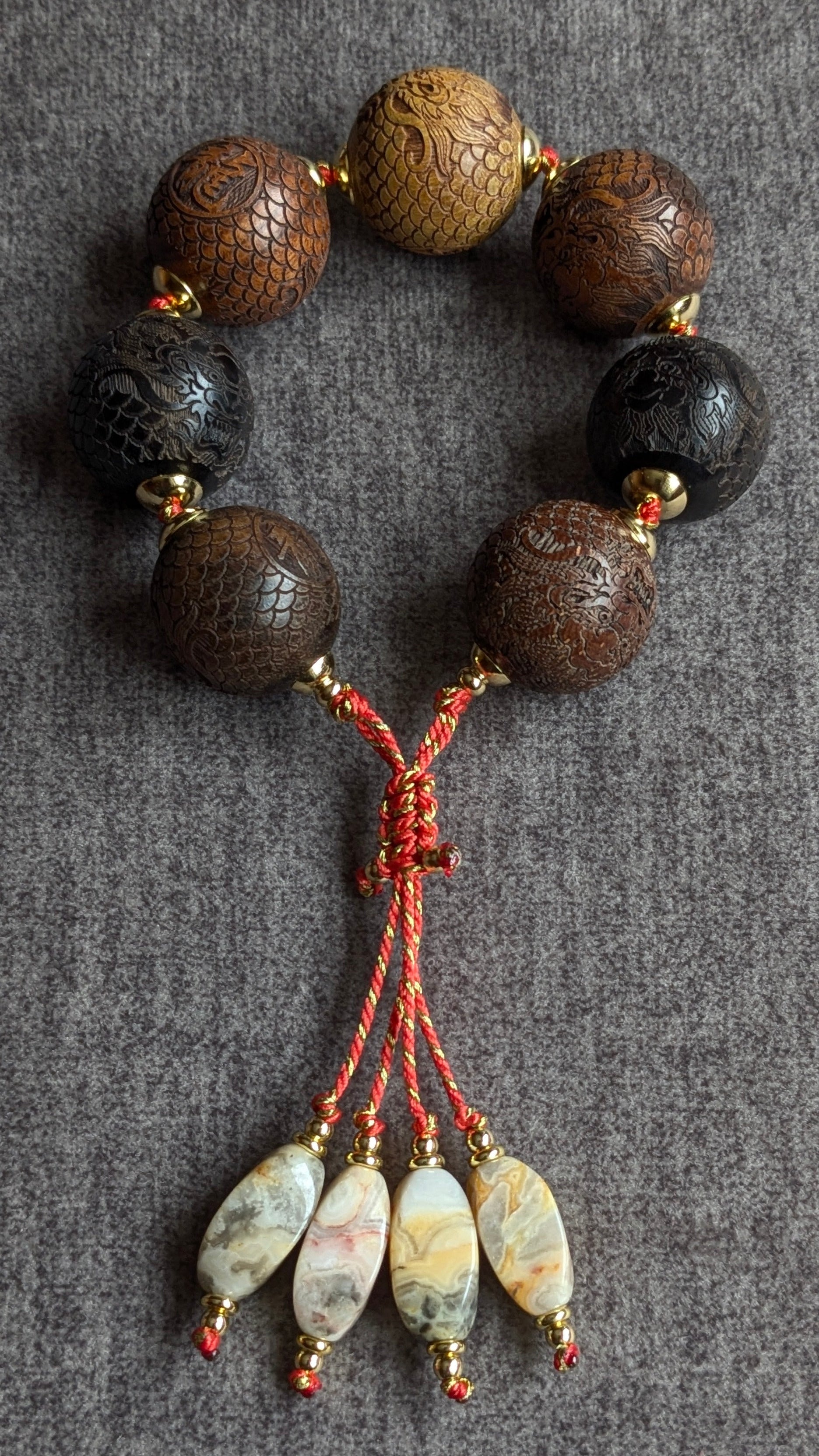 Gros plan agate dentelle folle du Pérou aux motifs graphiques naturels et intercalaires dorés