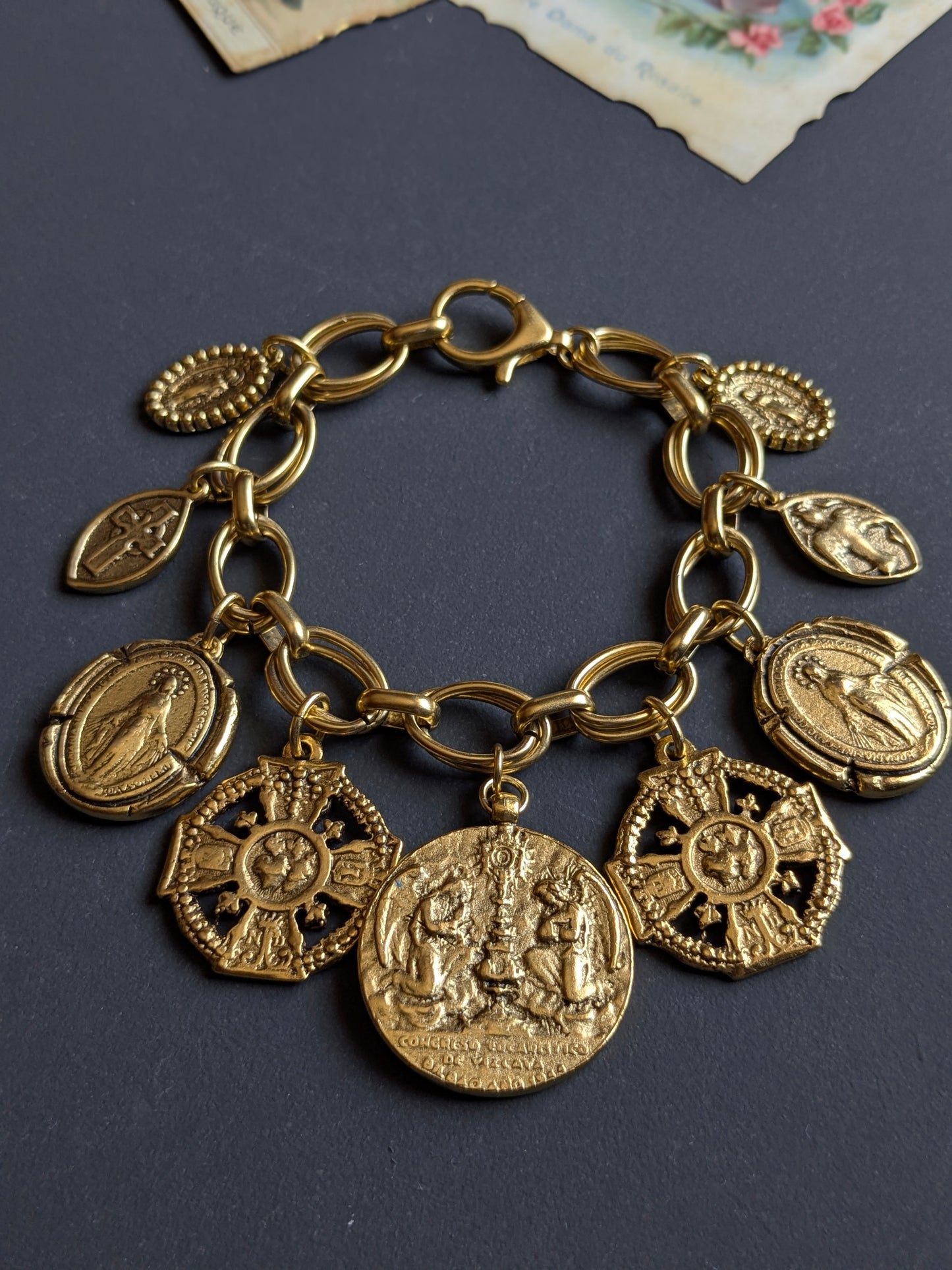 Bracelet Sitio, colombe et croix réversibles, laiton plaqué or 12kt, pièce unique.