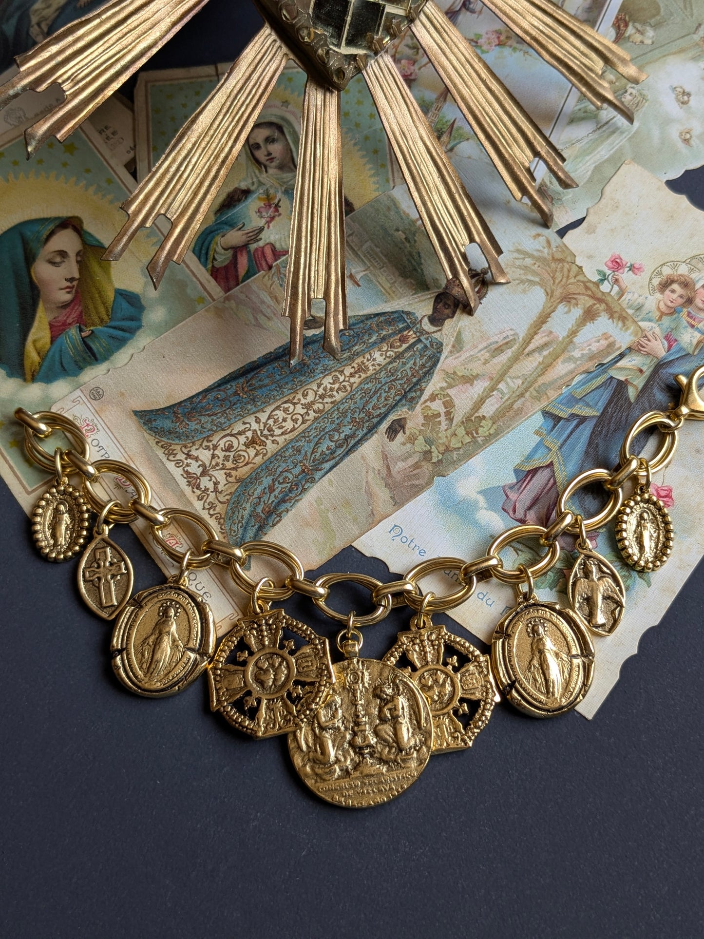 Bracelet Sitio par Mudra, médaille XL d'adoration eucharistique réversible, pièce unique en laiton plaqué or.