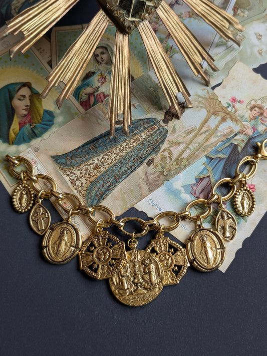Bracelet Sitio par Mudra, médaille XL d'adoration eucharistique réversible, pièce unique en laiton plaqué or.
