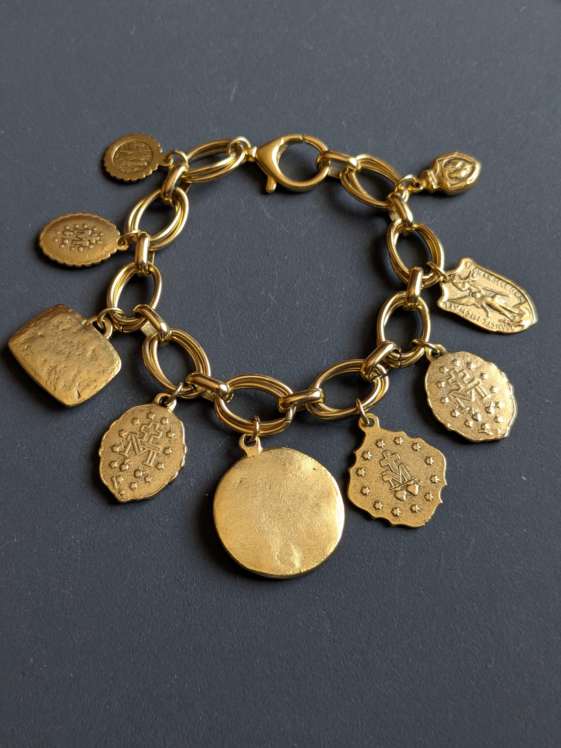 Bracelet Stella Maris porté au poignet, création Mudra pièce unique.