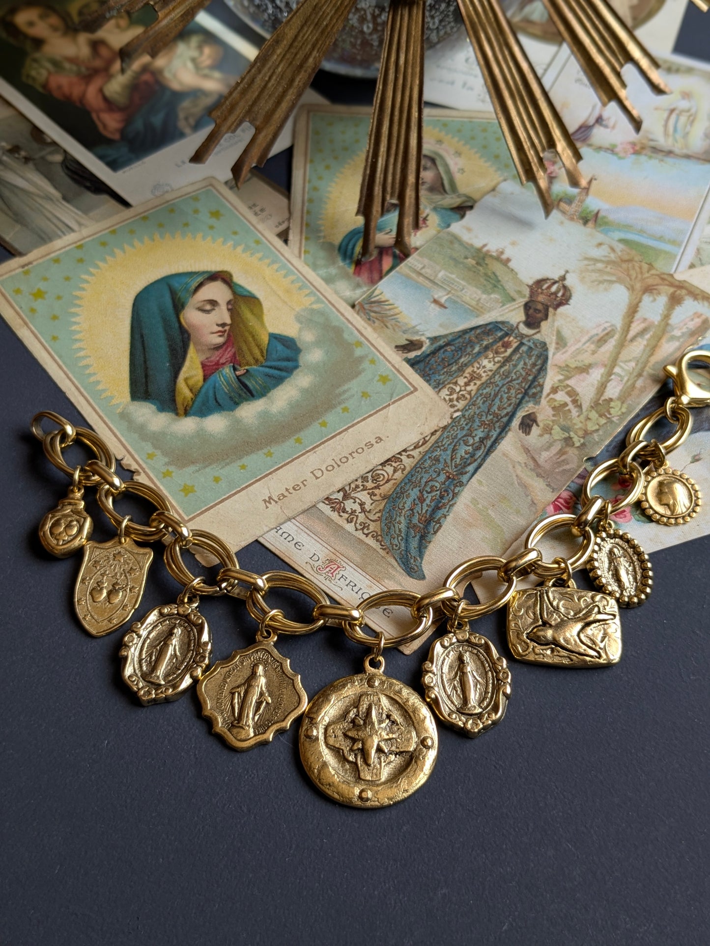 Bracelet Stella Maris par Mudra, rose des vents et croix, Médailles Miraculeuses, pièce unique.