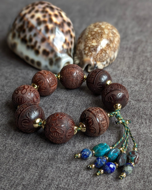 Bracelet talisman Chandja en santal rouge gravé mandarin et pierres chrysocolle