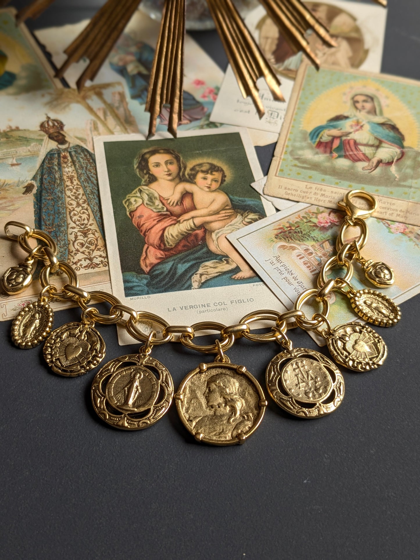 Bracelet Vaillance par Mudra, Jeanne d'Arc réversible et Médailles Miraculeuses sur maille ovale dorée.