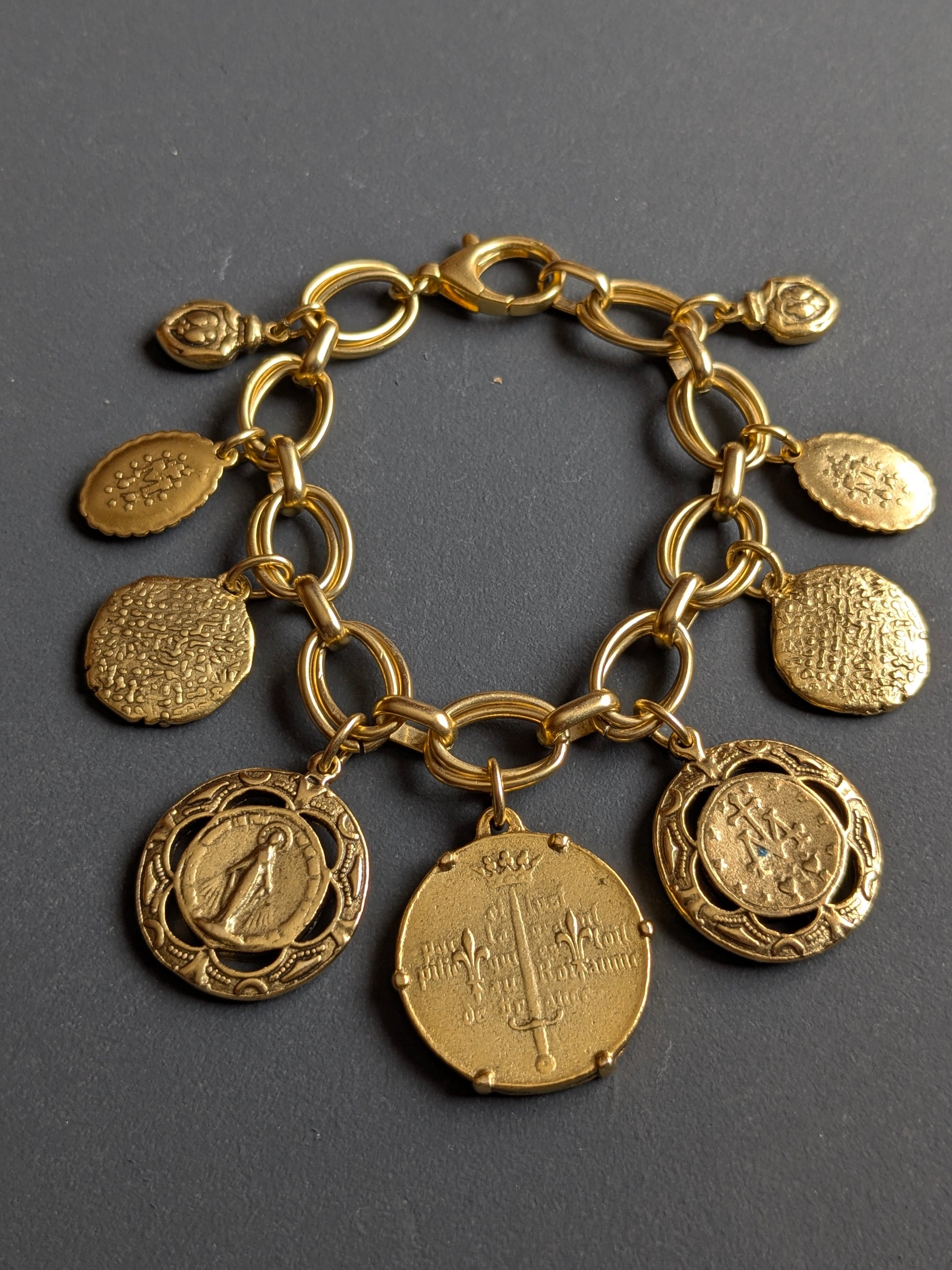 Bracelet Vaillance de Mudra avec Notre-Dame des Sept Douleurs et Milagros, collection Oh My God.