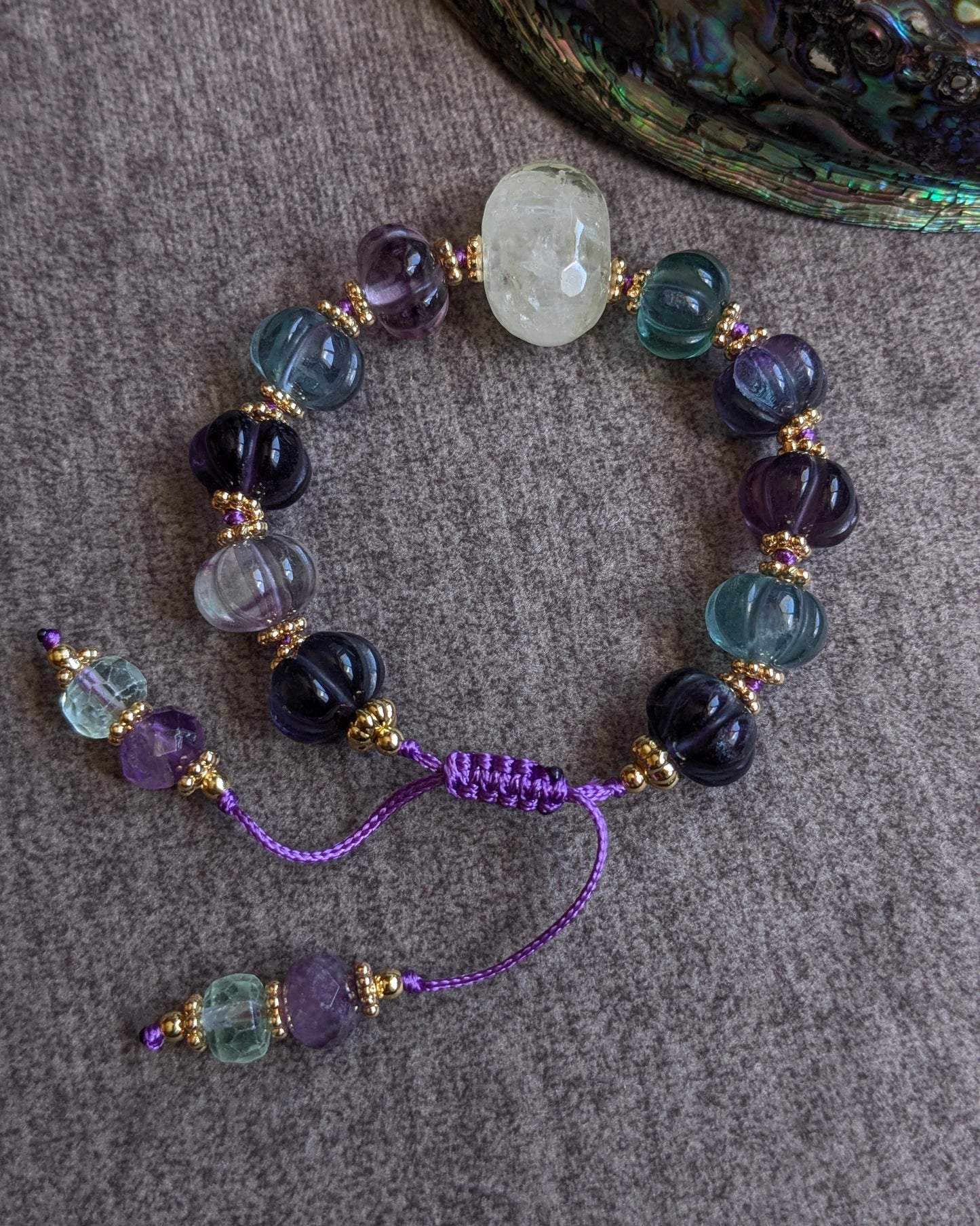 Détail pampilles d'améthyste violette et fluorite verte sur bracelet vayuna