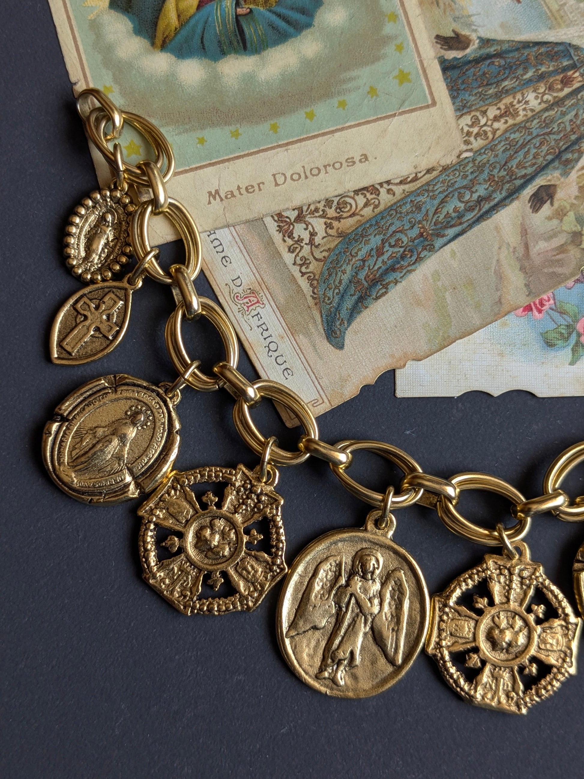 Bracelet Viatique de Mudra, colombe, croix et Médailles Miraculeuses, collection Oh My God.
