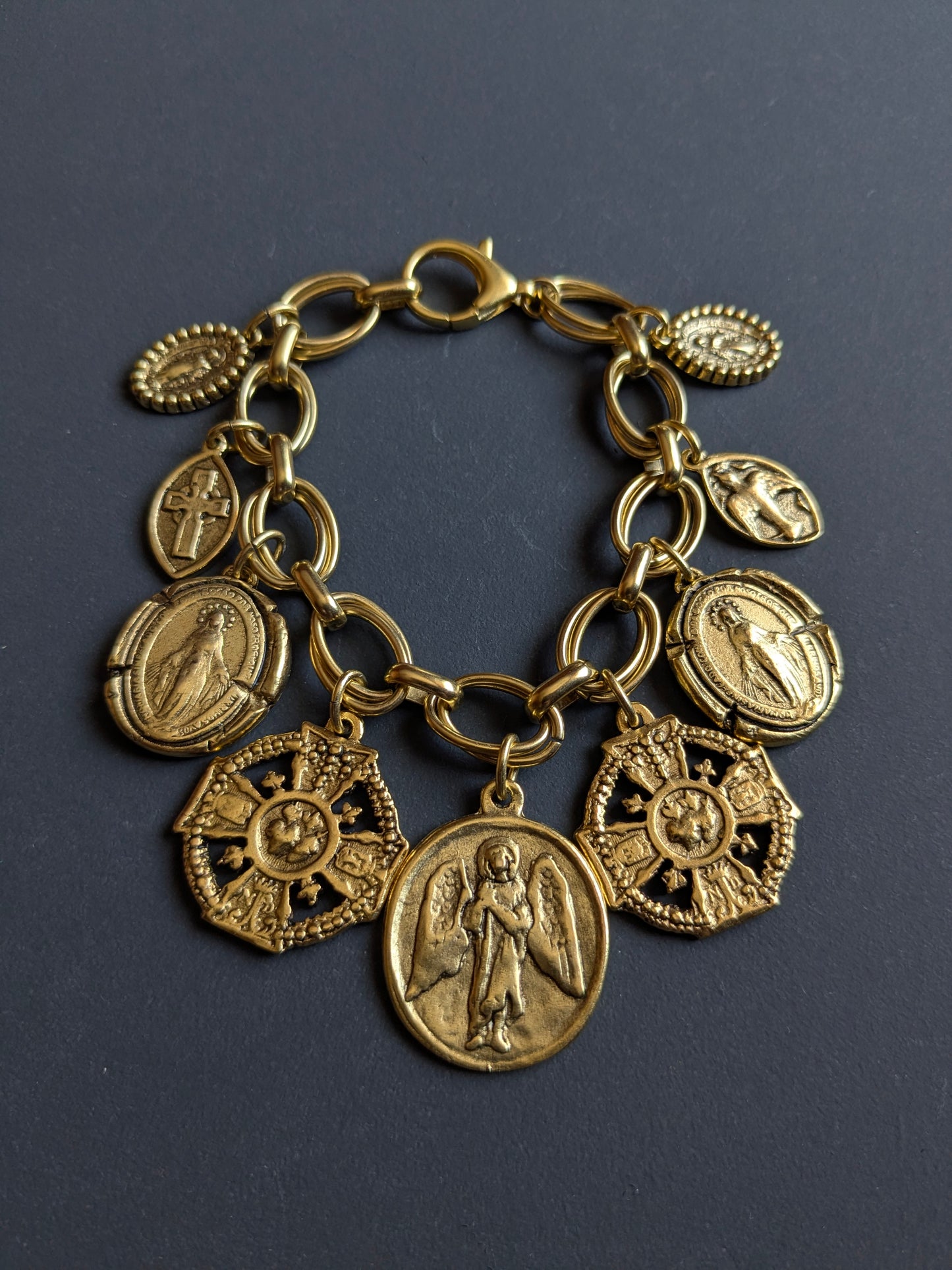 Verso croix de la médaille Saint Raphaël, bracelet Viatique pièce unique Mudra.