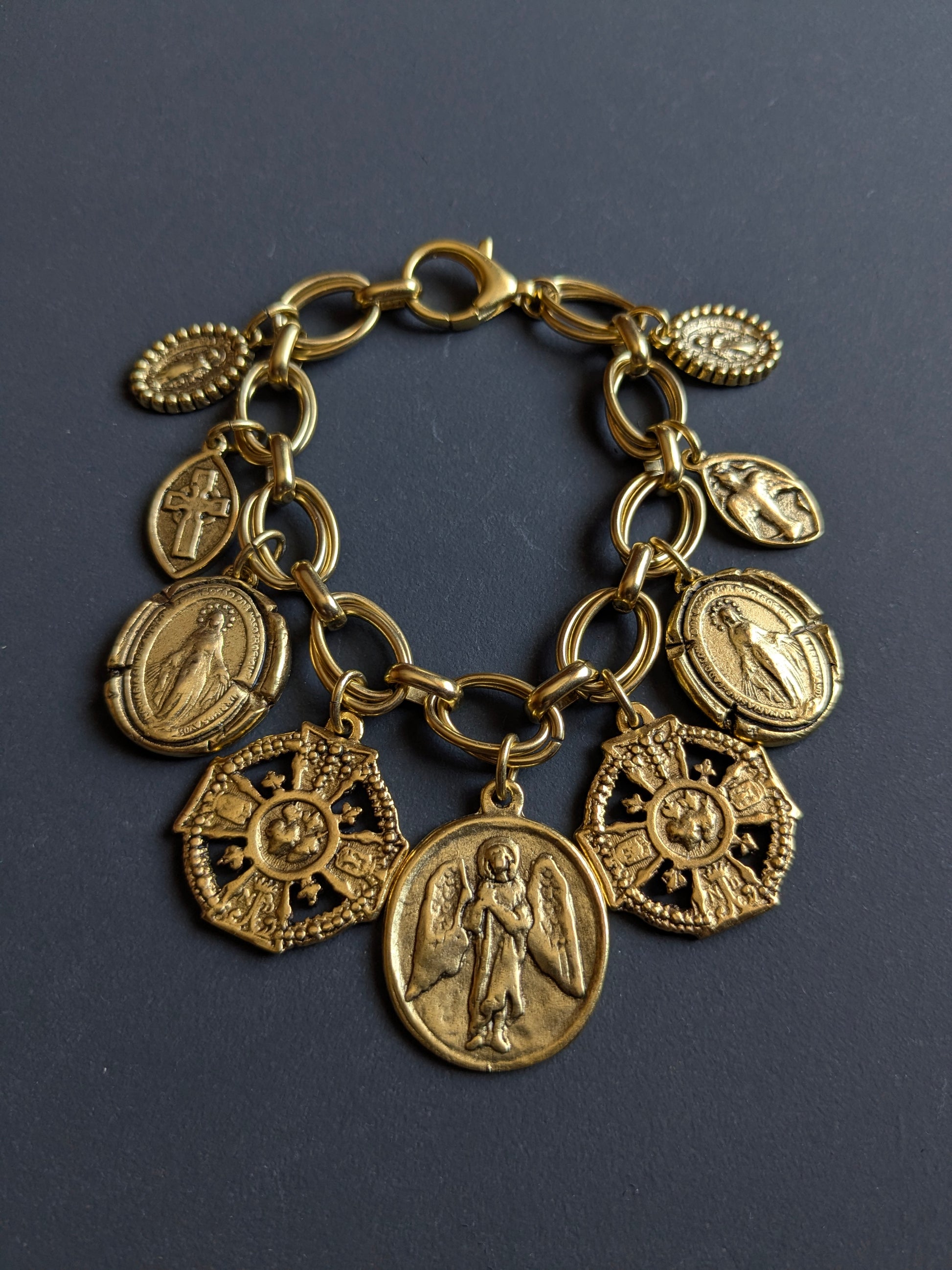 Verso croix de la médaille Saint Raphaël, bracelet Viatique pièce unique Mudra.